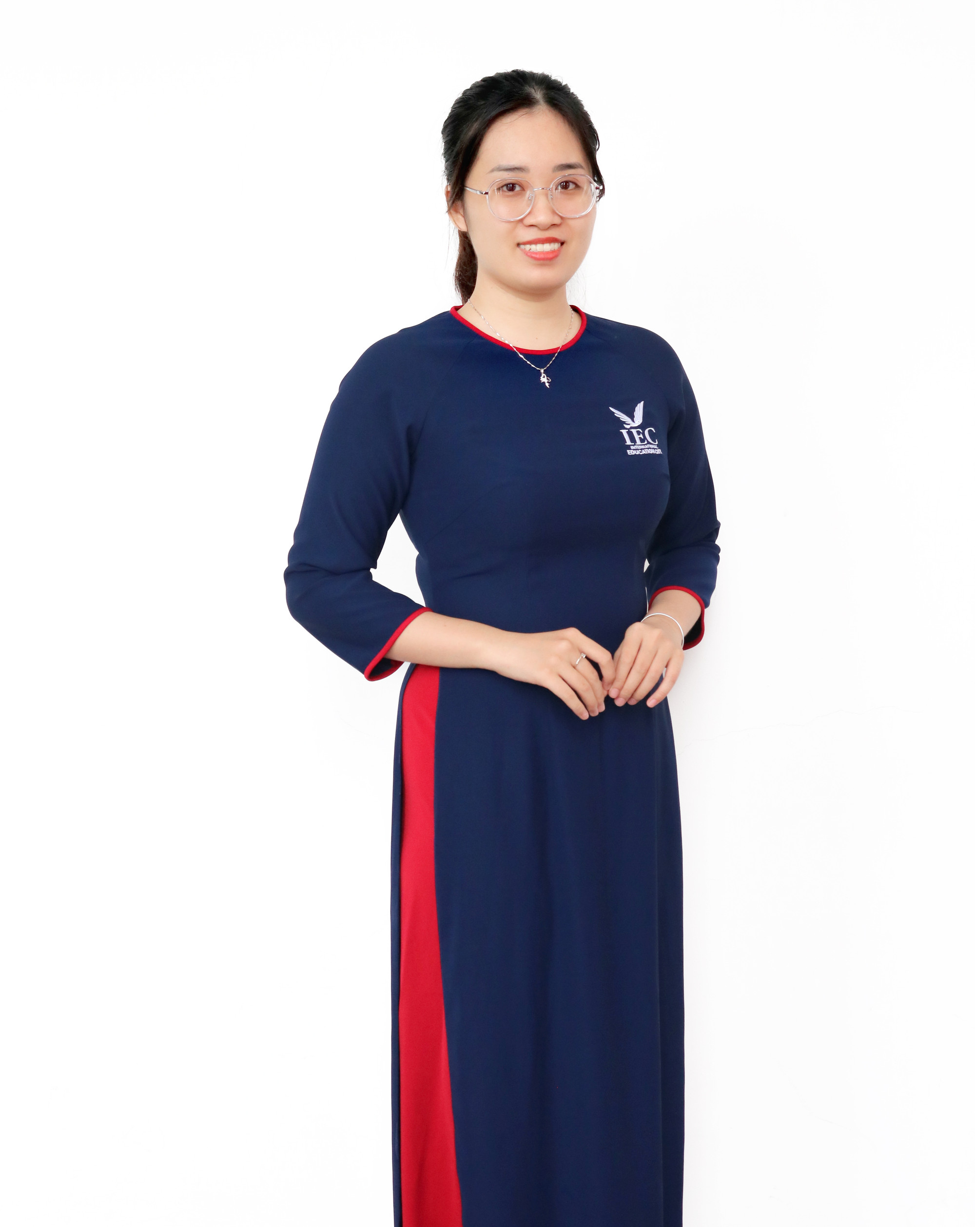 Cô Thảo nhẹ nhàng trong trang phục áo dài của nhà trường.