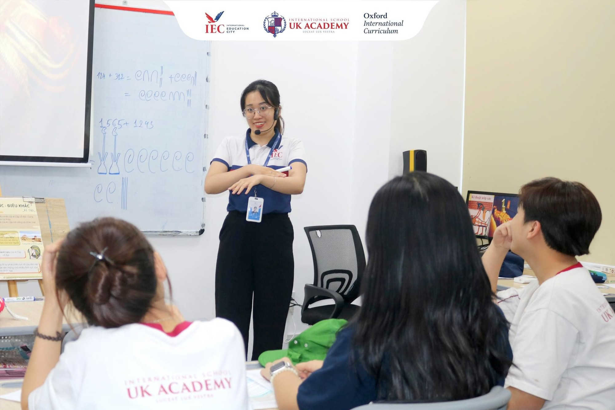 Tiết học Lịch sử của cô giáo Thảo luôn khiến học sinh hứng thú.