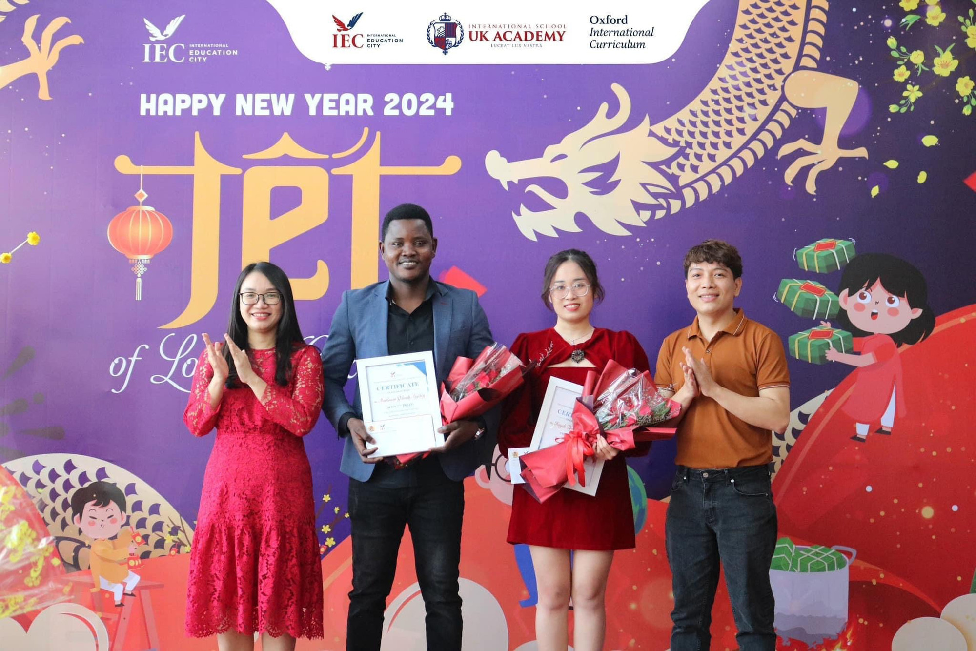 Cô Phương Thảo được nhà trường khen ngợi vì những nỗ lực trong hoạt động giảng dạy.