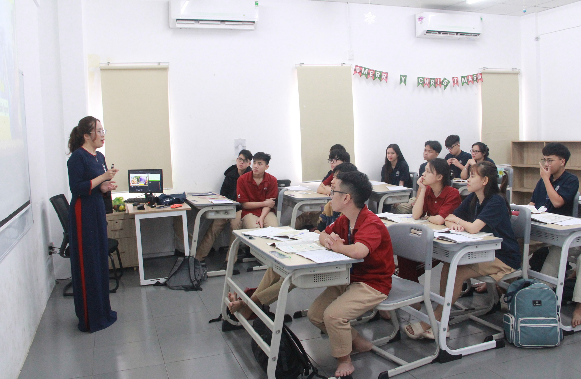 Trong mỗi tiết dạy, cô luôn chú trọng cảm xúc học sinh, làm sao để học sinh hứng thú. Ảnh: Đ. Đức