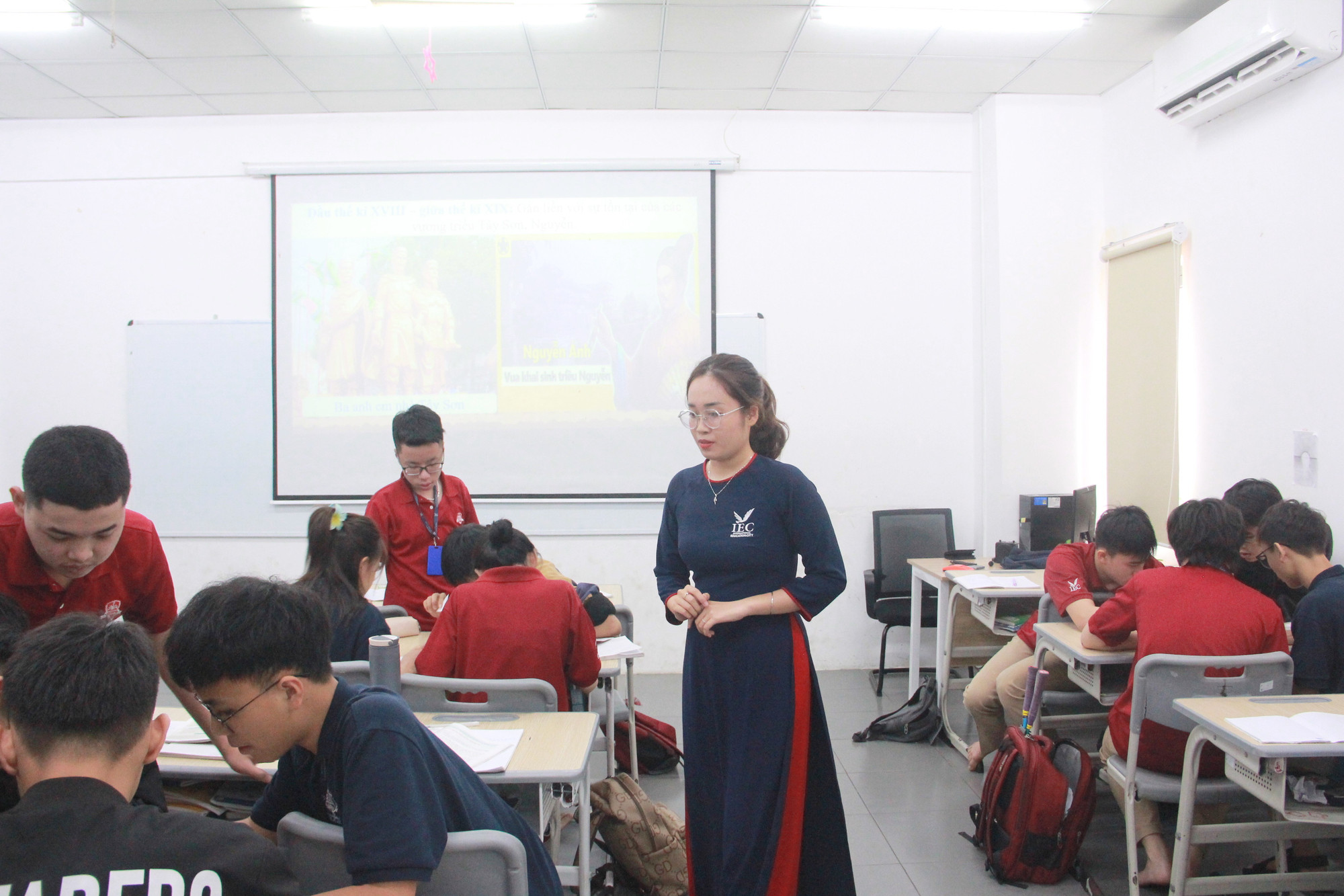 Cô Thảo lồng ghép các câu chuyện bên lề để thu hút học sinh.