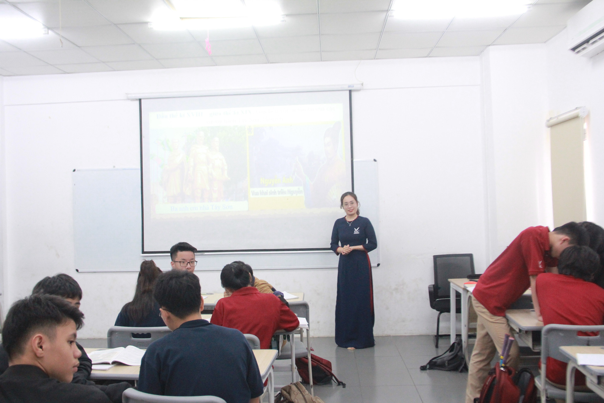 Bài học luôn sôi nổi, học sinh cùng trao đổi với cô giáo.