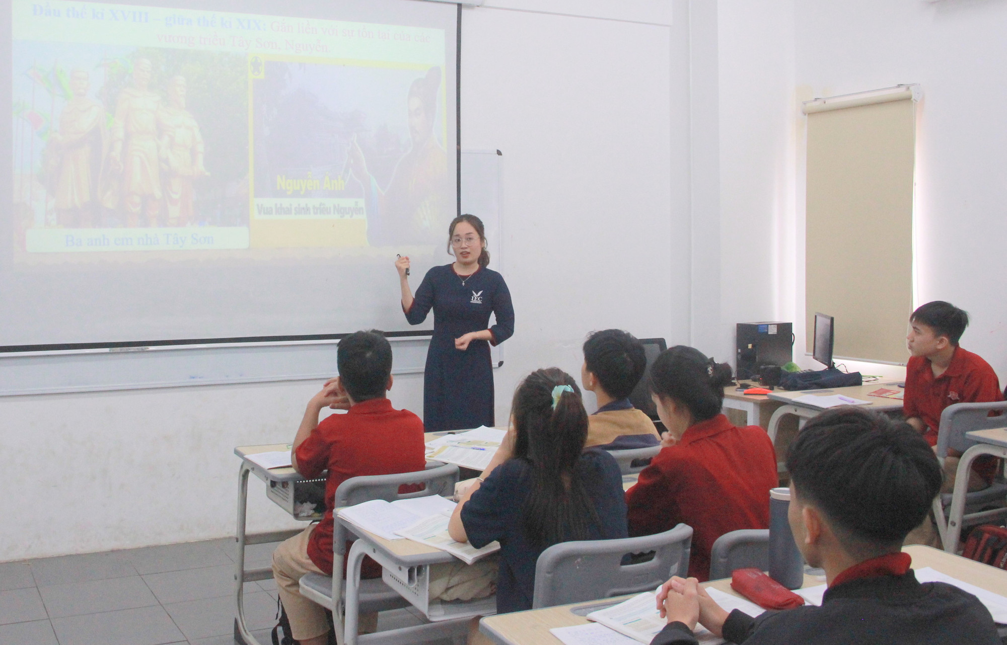 Trong mỗi tiết dạy, cô luôn chú trọng cảm xúc học sinh, làm sao để học sinh hứng thú. Ảnh: Đ. Đức