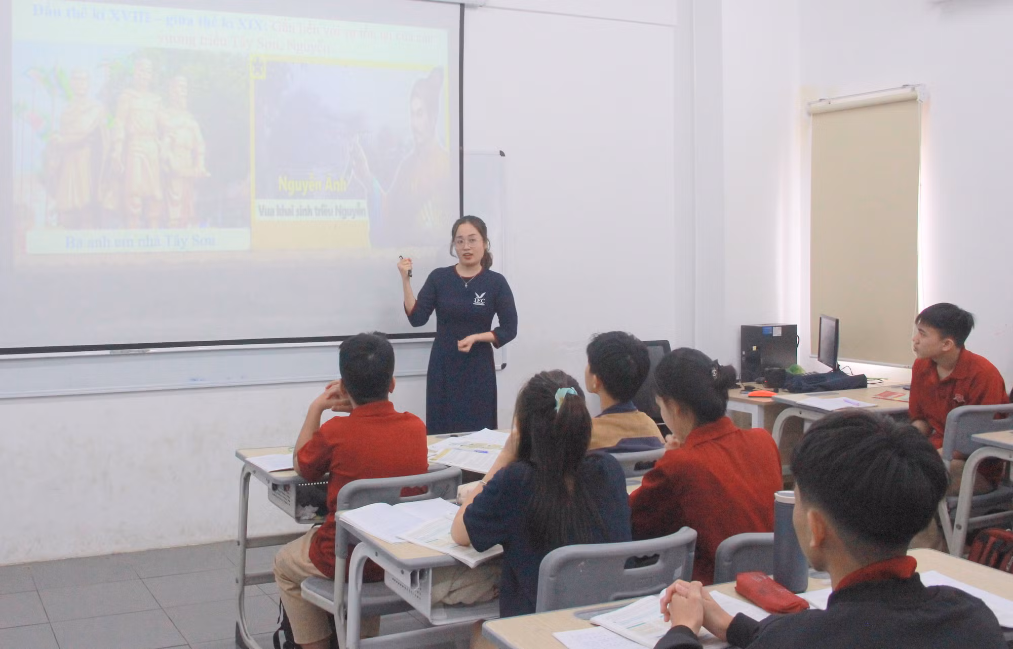 Trong mỗi tiết dạy, cô luôn chú trọng cảm xúc học sinh, làm sao để học sinh hứng thú. Ảnh: Đ. Đức