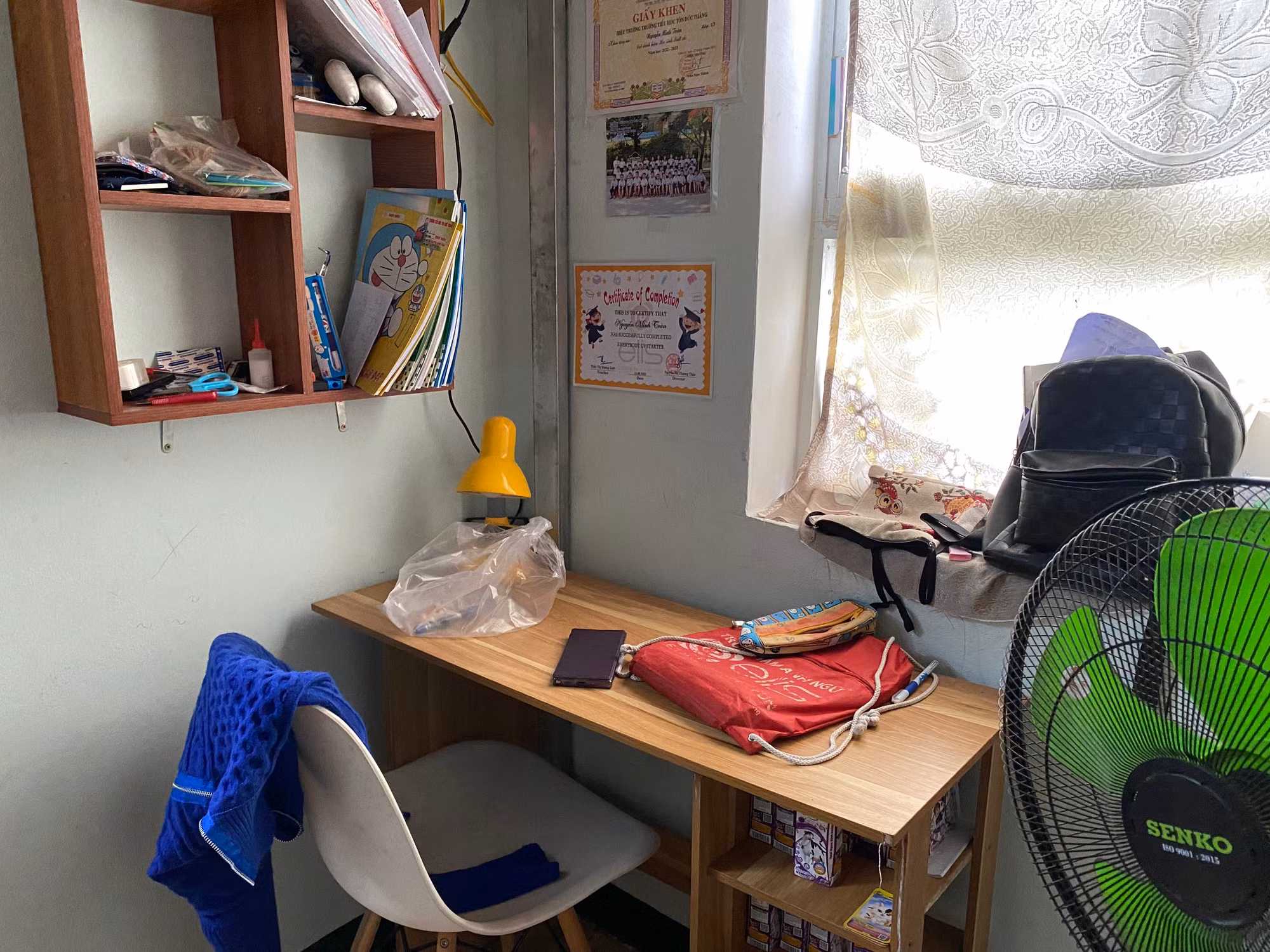 “Căn phòng chỉ 15m2, nếu tính ra mỗi người chỉ có chưa đầy 4m2 nên rất chật chội. Do quá nhỏ nên chồng tôi đã kêu thợ về chế khung sắt ngăn phòng thành gác lửng. Phần dưới kê bộ bàn ghế và bàn học cho con, gác trên làm phòng ngủ.