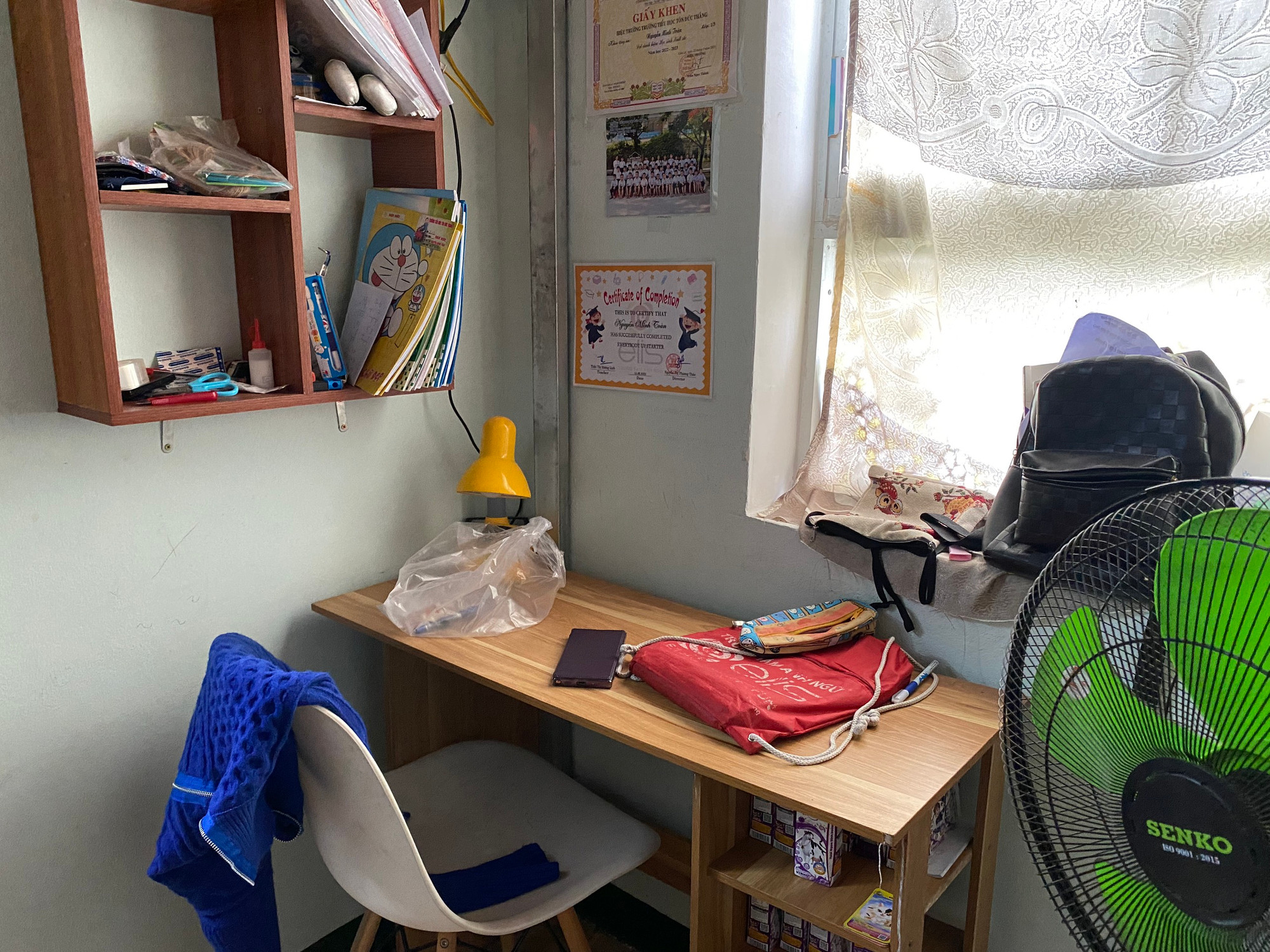 “Căn phòng chỉ 15m2, nếu tính ra mỗi người chỉ có chưa đầy 4m2 nên rất chật chội. Do quá nhỏ nên chồng tôi đã kêu thợ về chế khung sắt ngăn phòng thành gác lửng. Phần dưới kê bộ bàn ghế và bàn học cho con, gác trên làm phòng ngủ. “Căn phòng chỉ 15m2, nếu tính ra mỗi người chỉ có chưa đầy 4m2 nên rất chật chội. Do quá nhỏ nên chồng tôi đã kêu thợ về chế khung sắt ngăn phòng thành gác lửng. Phần dưới kê bộ bàn ghế và bàn học cho con, gác trên làm phòng ngủ.