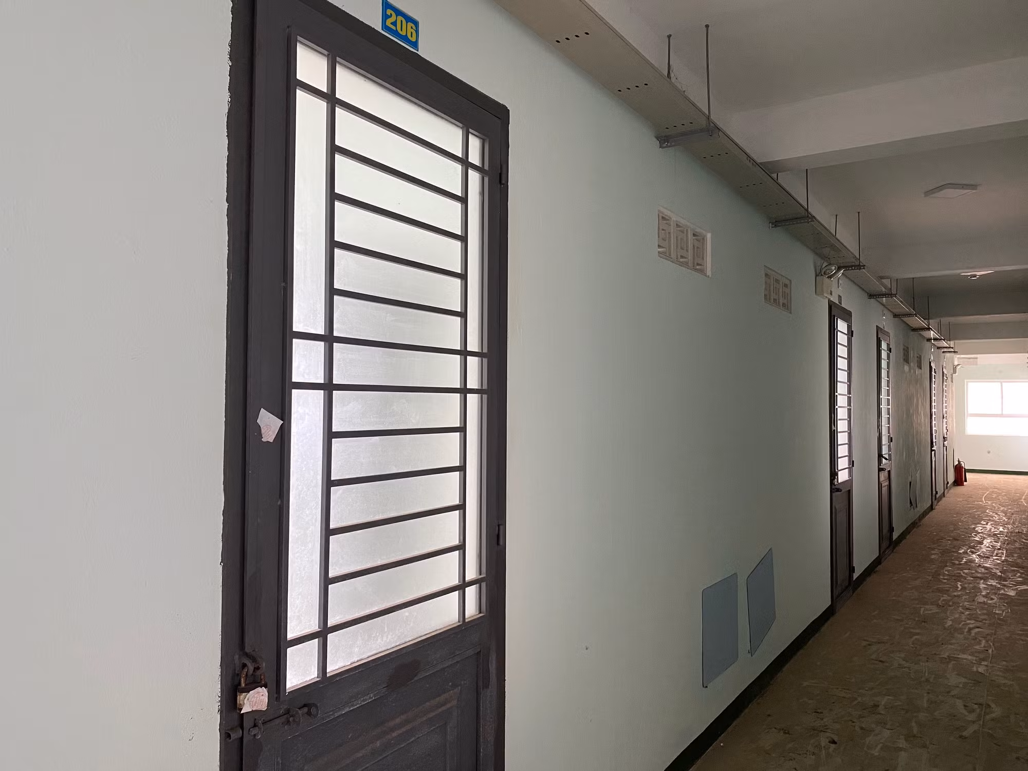 Lúc đầu các căn hộ được thiết kế chỉ cho một người nên diện tích nhỏ như vậy. Nhưng thực tế thì nhiều công nhân đã có gia đình, con cái nên không đáp ứng được nhu cầu sinh hoạt tối thiểu.