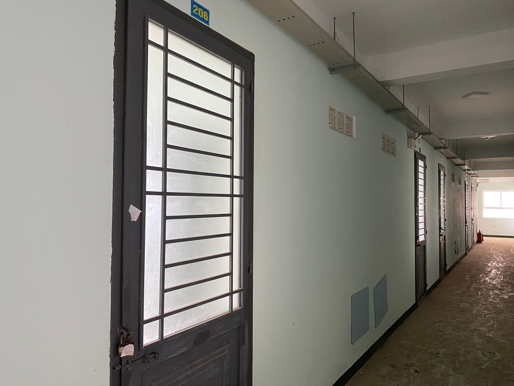 Lúc đầu các căn hộ được thiết kế chỉ cho một người nên diện tích nhỏ như vậy. Nhưng thực tế thì nhiều công nhân đã có gia đình, con cái nên không đáp ứng được nhu cầu sinh hoạt tối thiểu. Lúc đầu các căn hộ được thiết kế chỉ cho một người nên diện tích nhỏ như vậy. Nhưng thực tế thì nhiều công nhân đã có gia đình, con cái nên không đáp ứng được nhu cầu sinh hoạt tối thiểu.