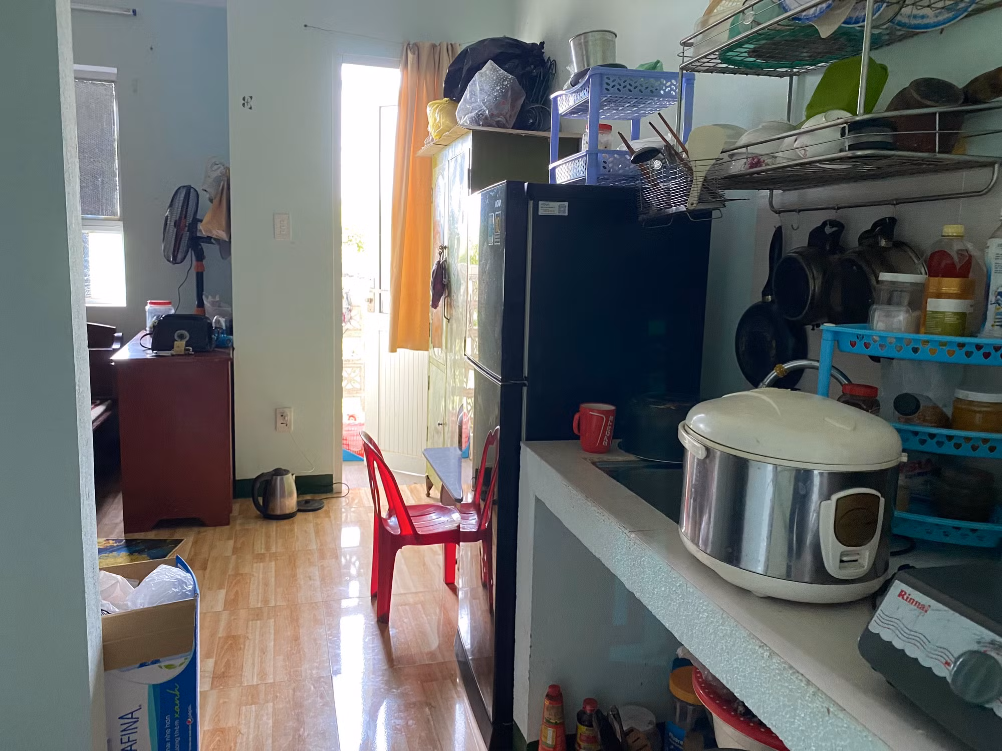 Nguyên nhân nhà ở công nhân không thu hút công nhân thuê là bởi diện tích các căn hộ quá nhỏ, chỉ 15-17m2, được bố trí khép kín gồm bếp, sân phơi đồ, nhà vệ sinh nên không đủ không gian sinh hoạt tối thiểu với những công nhân có gia đình, con cái.