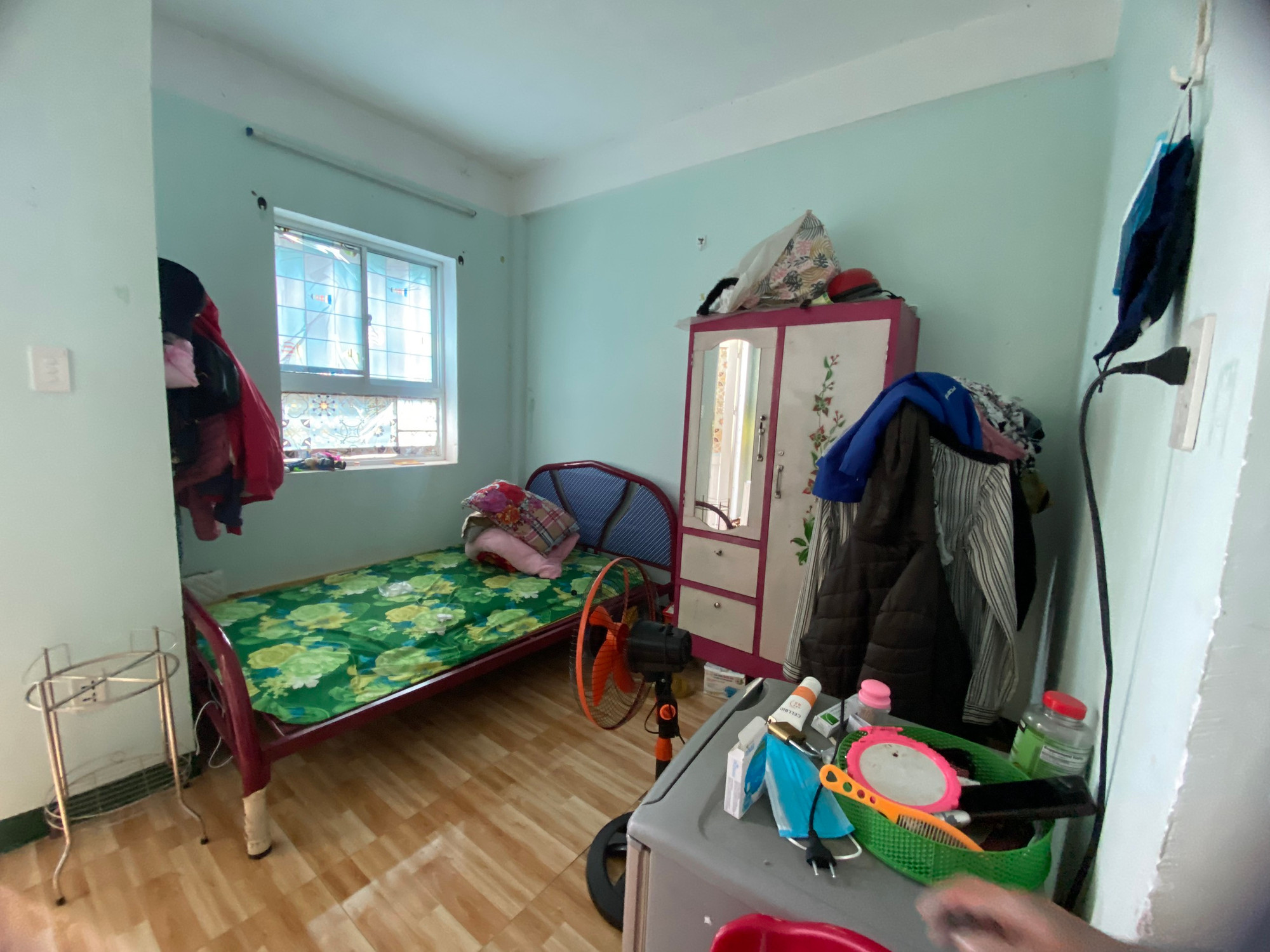 Tương tự, chị A Lăng Thị Vít (trú Đông Giang, Quảng Nam), diện tích quá chật hẹp nên mọi sinh hoạt ăn uống, ngủ nghỉ, tiếp khách đều sử dụng chung là chiếc giường đơn. Tương tự, chị A Lăng Thị Vít (trú Đông Giang, Quảng Nam), diện tích quá chật hẹp nên mọi sinh hoạt ăn uống, ngủ nghỉ, tiếp khách đều sử dụng chung là chiếc giường đơn.