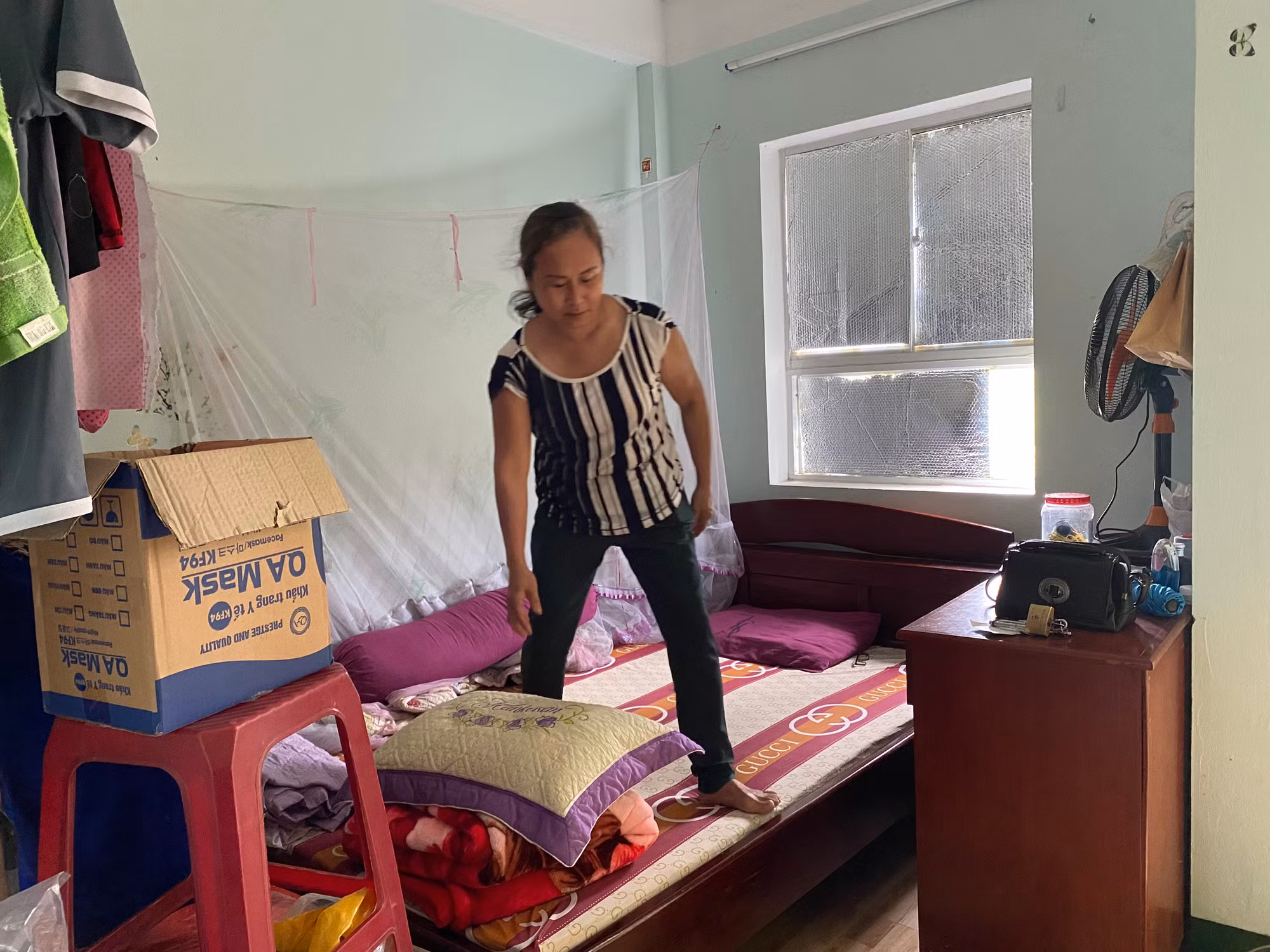 “Phòng nhỏ nên để một cái giường cũng hết chỗ đi, nên đồ đạc đôi lúc bỏ trên giường cho gọn. Tôi ở một mình thì có ở được, chứ nhiều gia đình có con cái thấy chật tội lắm. Không có chỗ rục rịch”, chị Phan Thị Chúng tâm sự.