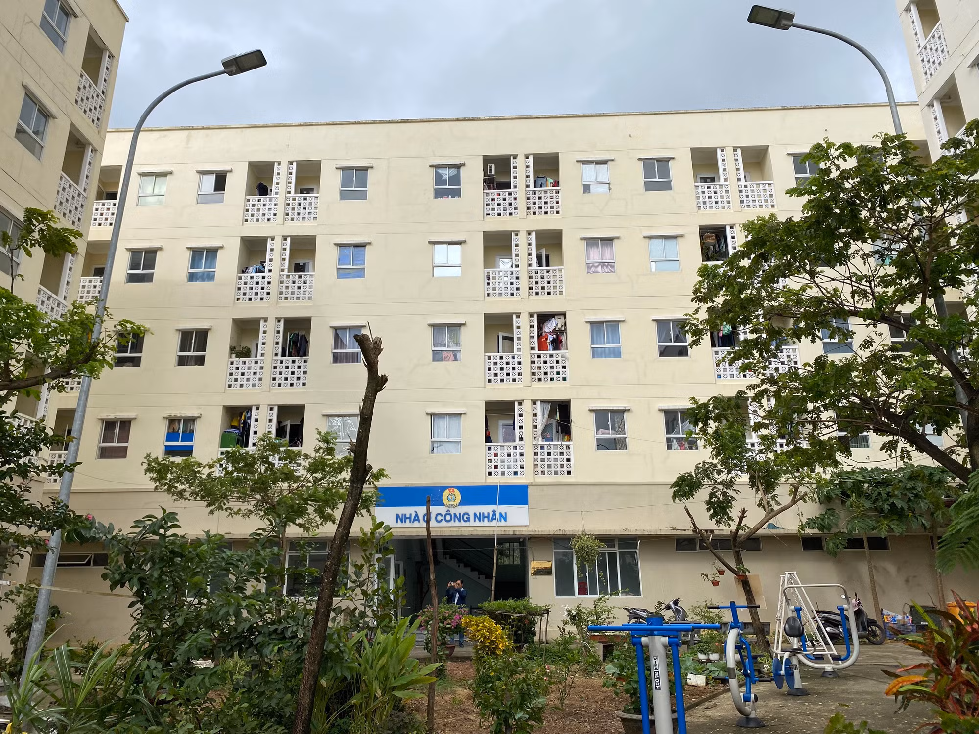 Công trình gồm 3 khối nhà với quy mô 5 tầng, gồm 278 phòng ở đơn và 7 phòng ở đôi, bố trí chỗ ở cho khoảng 600 công nhân.