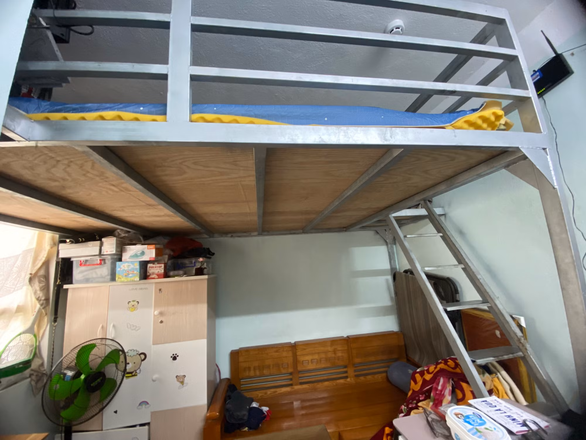 “Ở phía dưới thì để cái ghế và cũng là giường ngủ cho chồng, còn trên gác là chỗ ngủ của 3 mẹ con. Mà cái gác lửng cũng chỉ cao 80cm nên mỗi khi lên ngủ là phải bò lom khom vào nằm", chị Liên cho biết.