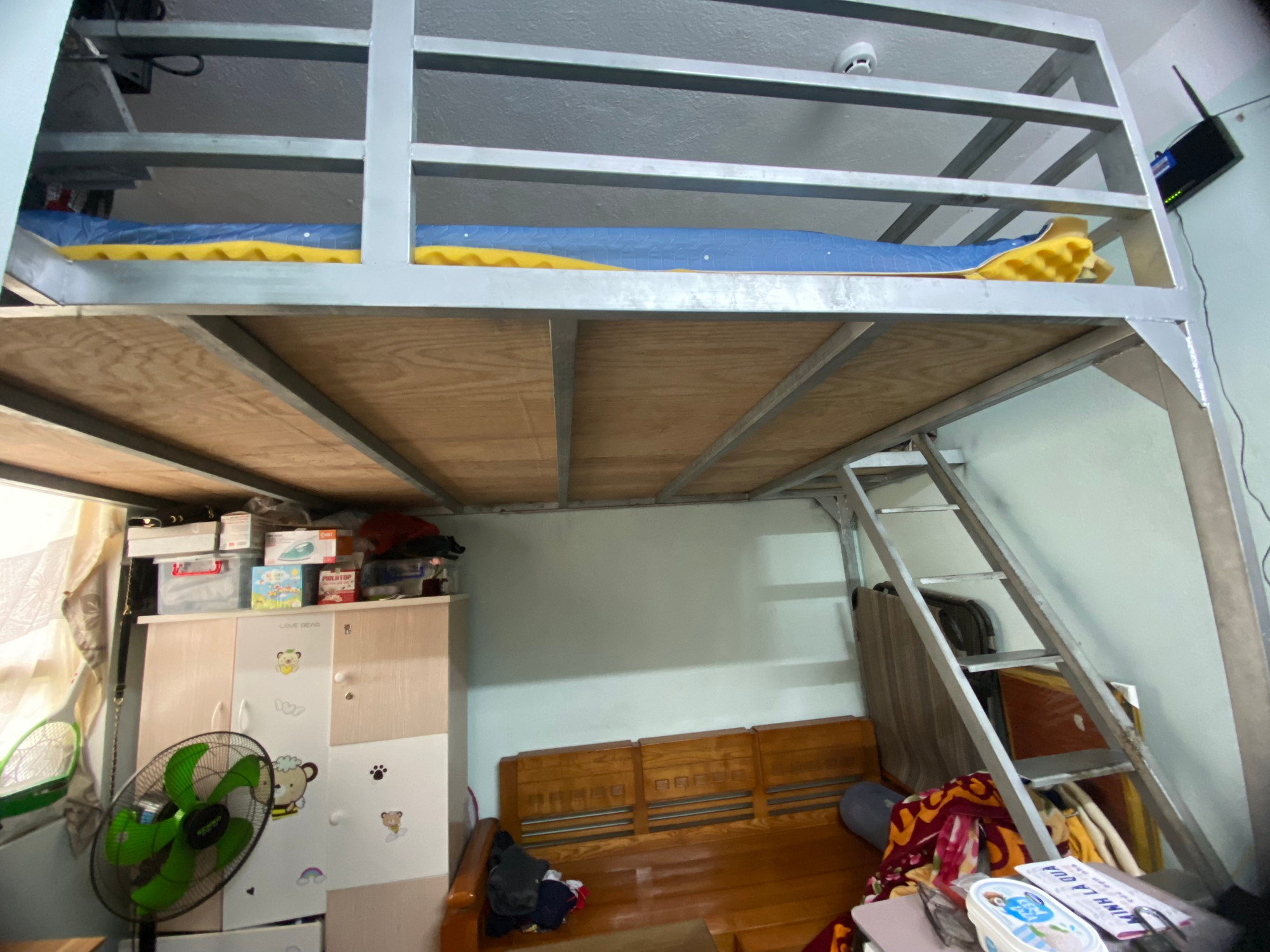 “Ở phía dưới thì để cái ghế và cũng là giường ngủ cho chồng, còn trên gác là chỗ ngủ của 3 mẹ con. Mà cái gác lửng cũng chỉ cao 80cm nên mỗi khi lên ngủ là phải bò lom khom vào nằm", chị Liên cho biết. “Ở phía dưới thì để cái ghế và cũng là giường ngủ cho chồng, còn trên gác là chỗ ngủ của 3 mẹ con. Mà cái gác lửng cũng chỉ cao 80cm nên mỗi khi lên ngủ là phải bò lom khom vào nằm", chị Liên cho biết.