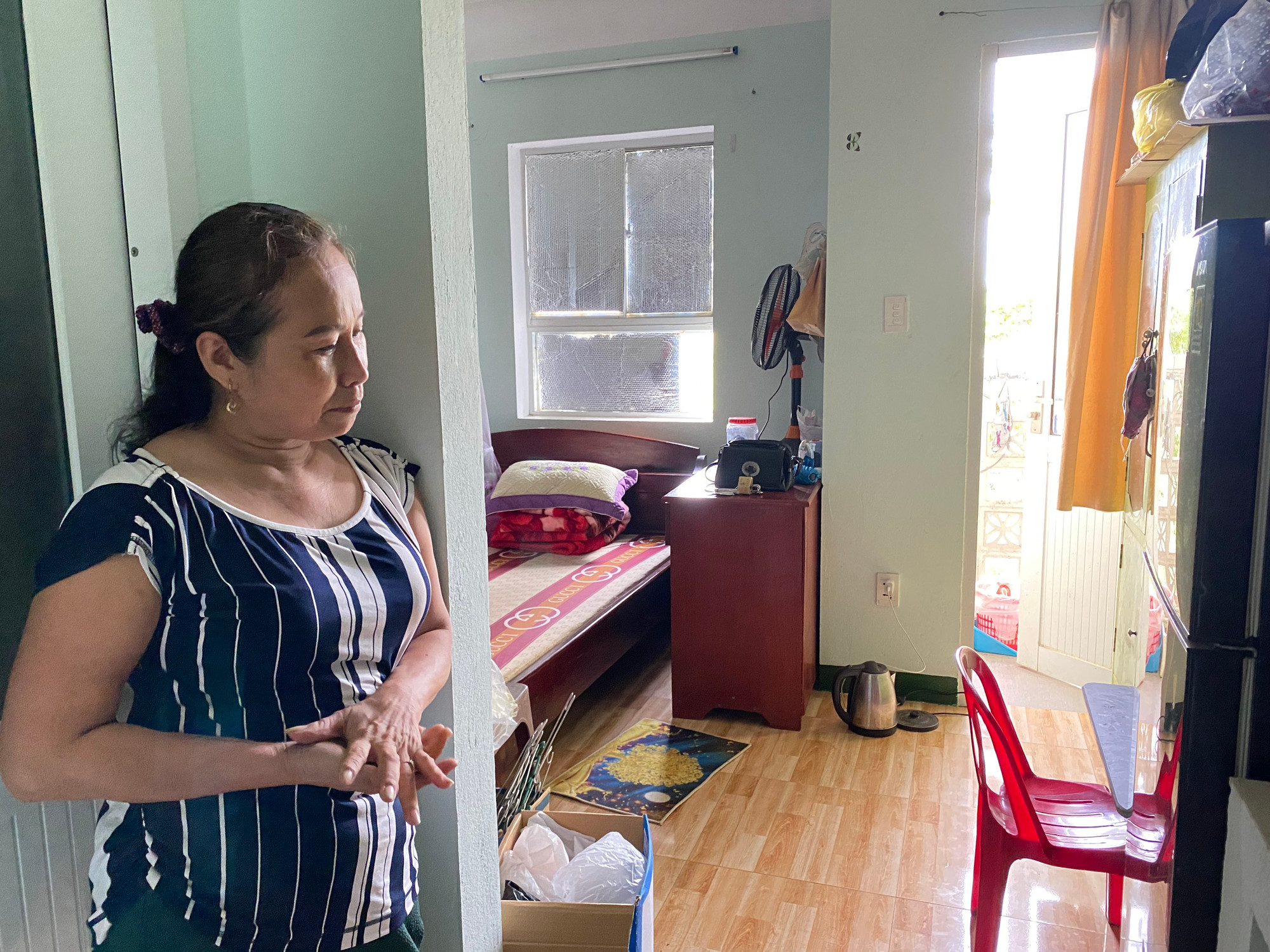 Sau 3 năm đưa vào sử dụng và dù có đầy đủ công năng phục vụ công nhân nhưng hiện cả 3 khối nhà chỉ có chưa đầy 100 phòng có công nhân thuê, số còn lại vẫn khóa cửa niêm phong. Sau 3 năm đưa vào sử dụng và dù có đầy đủ công năng phục vụ công nhân nhưng hiện cả 3 khối nhà chỉ có chưa đầy 100 phòng có công nhân thuê, số còn lại vẫn khóa cửa niêm phong.