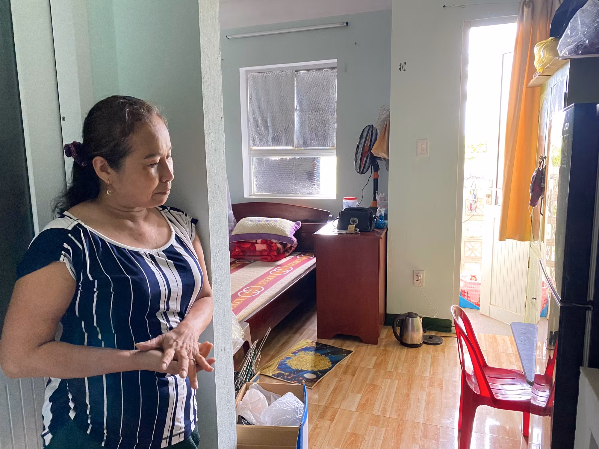 Sau 3 năm đưa vào sử dụng và dù có đầy đủ công năng phục vụ công nhân nhưng hiện cả 3 khối nhà chỉ có chưa đầy 100 phòng có công nhân thuê, số còn lại vẫn khóa cửa niêm phong.