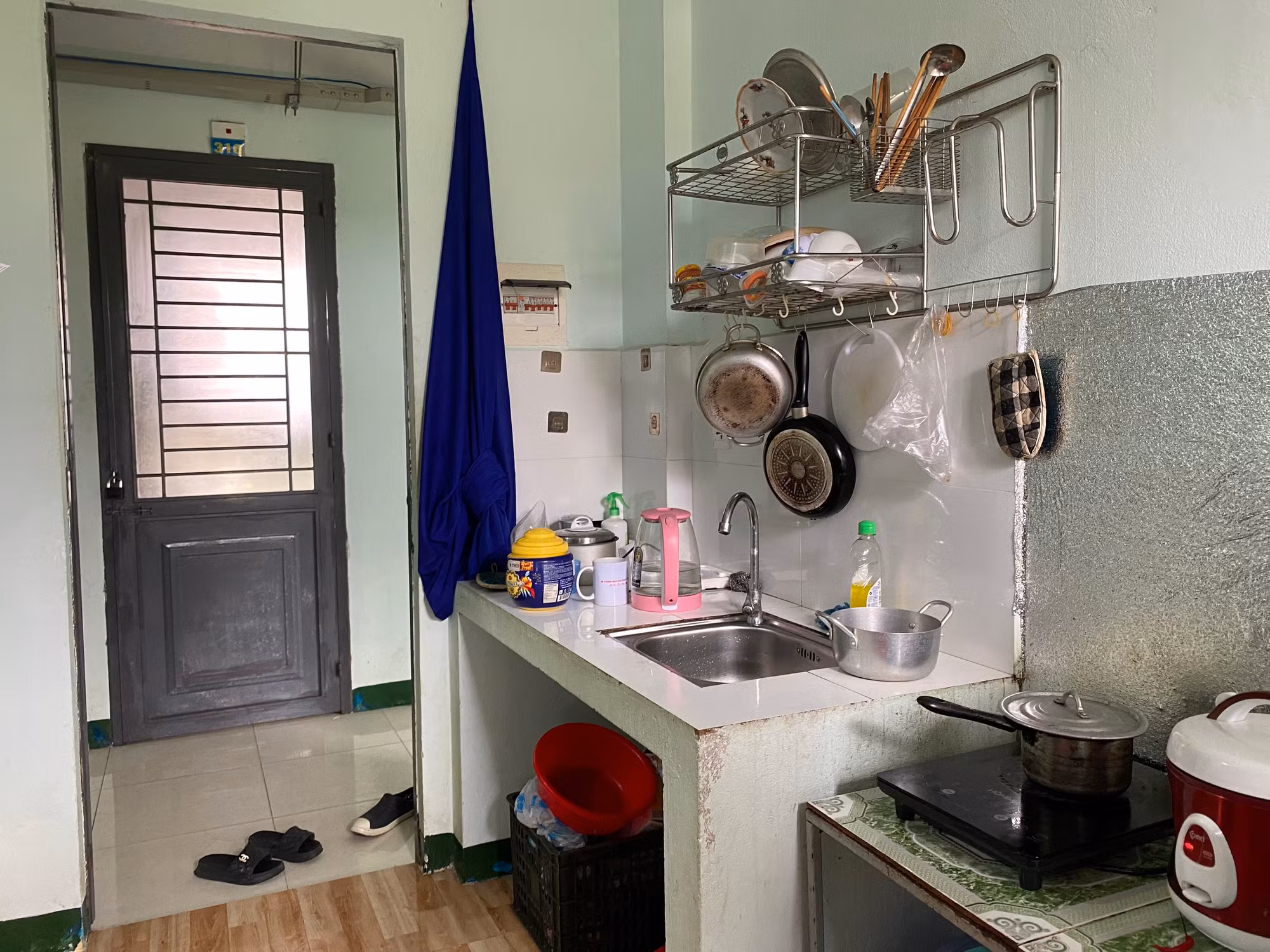 Theo chị Vít, công nhân xa nhà, lương thấp, thuê được nhà ở công nhà là rất mừng nhưng thực tế diện tích quá nhỏ nên sinh hoạt bức bí. Những công nhân ở một mình còn đỡ chứ những người có gia đình, con cái thì không có không gian để sinh hoạt.