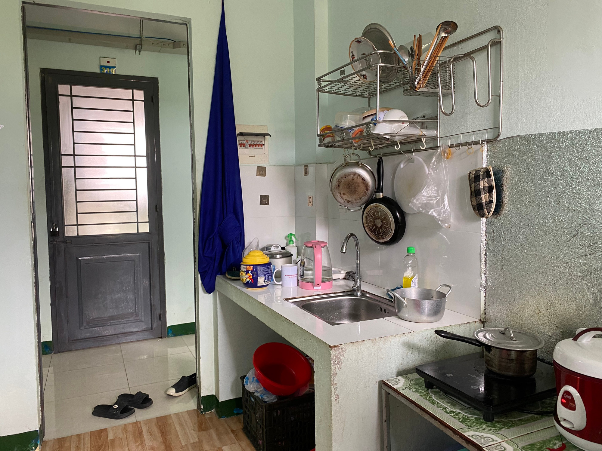 Theo chị Vít, công nhân xa nhà, lương thấp, thuê được nhà ở công nhà là rất mừng nhưng thực tế diện tích quá nhỏ nên sinh hoạt bức bí. Những công nhân ở một mình còn đỡ chứ những người có gia đình, con cái thì không có không gian để sinh hoạt. Theo chị Vít, công nhân xa nhà, lương thấp, thuê được nhà ở công nhà là rất mừng nhưng thực tế diện tích quá nhỏ nên sinh hoạt bức bí. Những công nhân ở một mình còn đỡ chứ những người có gia đình, con cái thì không có không gian để sinh hoạt.