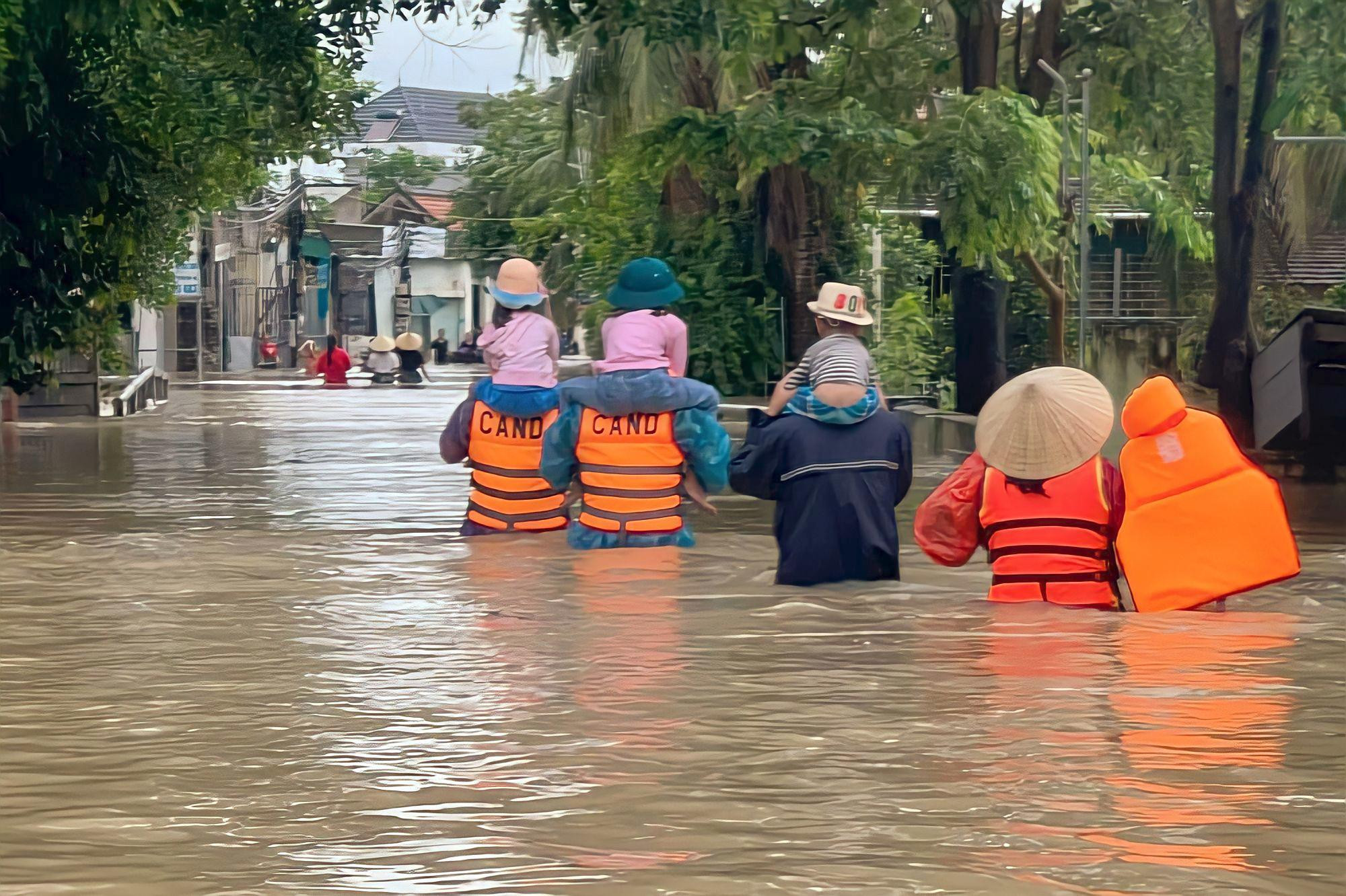 Trong những ngày qua, chính quyền địa phương, lực lượng công an, bộ đội cùng các đoàn thiện nguyện đã vào các điểm ngập sâu, hỗ trợ người dân sơ tán, cung cấp nhu yếu phẩm và nước uống.