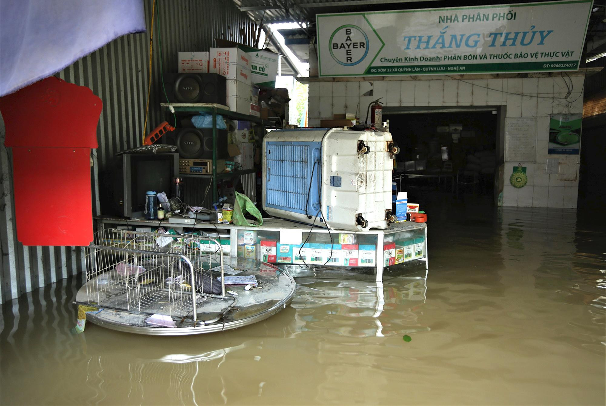 Dù nhiều gia đình đã đề phòng, di chuyển đồ lên cao tuy nhiên vẫn thiệt hại lớn.
