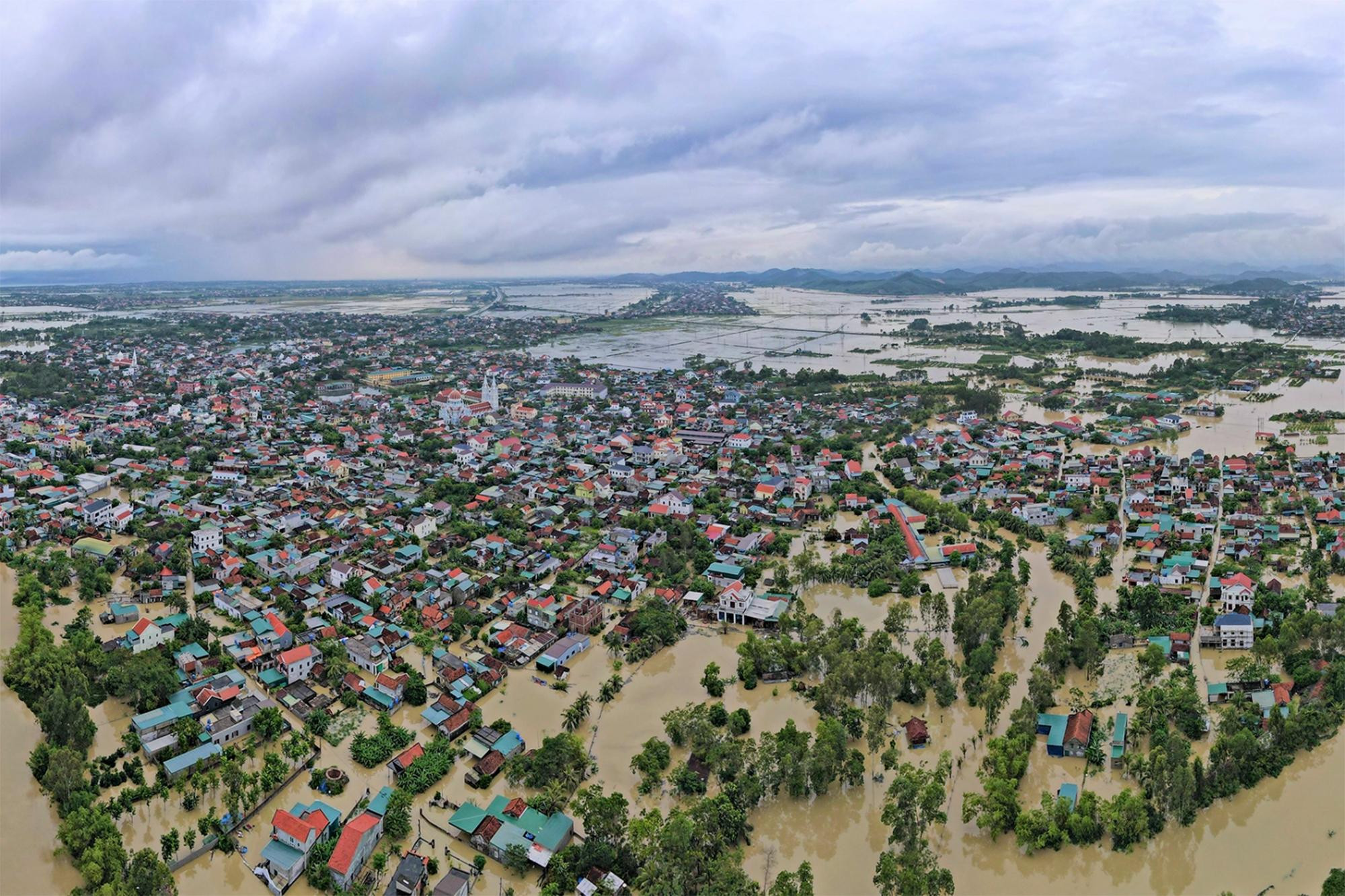 Từ ngày 28-30/9, mưa lớn cùng nước lũ từ thượng nguồn đổ về khiến nhiều xã của huyện Quỳnh Lưu (Nghệ An) như Quỳnh Lâm, Quỳnh Tam, Ngọc Sơn, Cầu Giát, Quỳnh Mỹ, Quỳnh Hồng, Quỳnh Hưng... chìm trong biển nước. Ảnh: Phạm Trường.