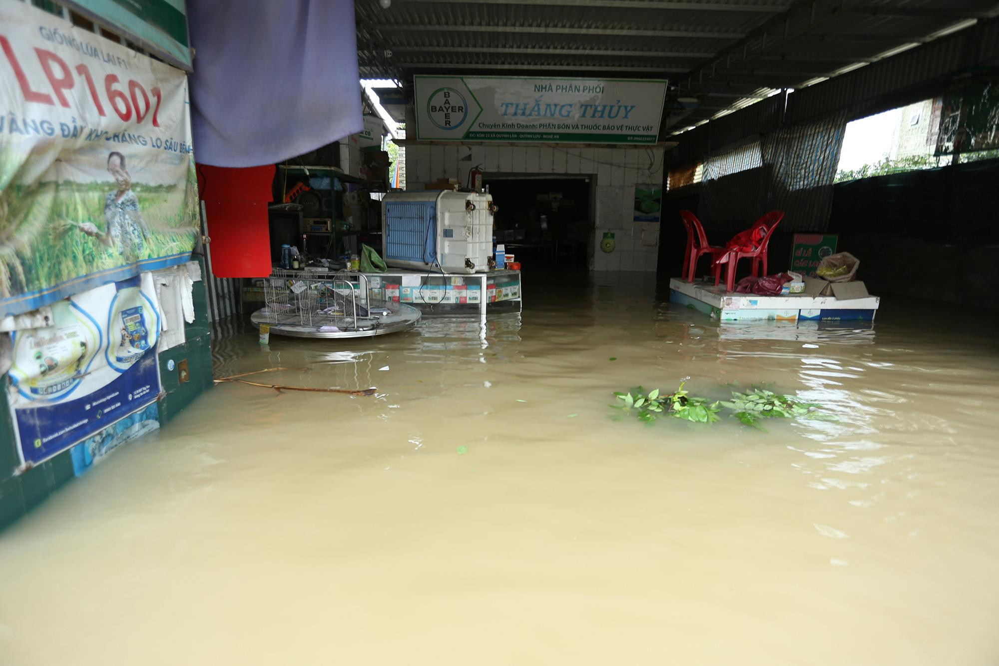 Theo người dân địa phương, mưa lớn kéo dài cùng việc thủy điện, hồ thủy lợi xả lũ khiến nước lên nhanh trong đêm.
