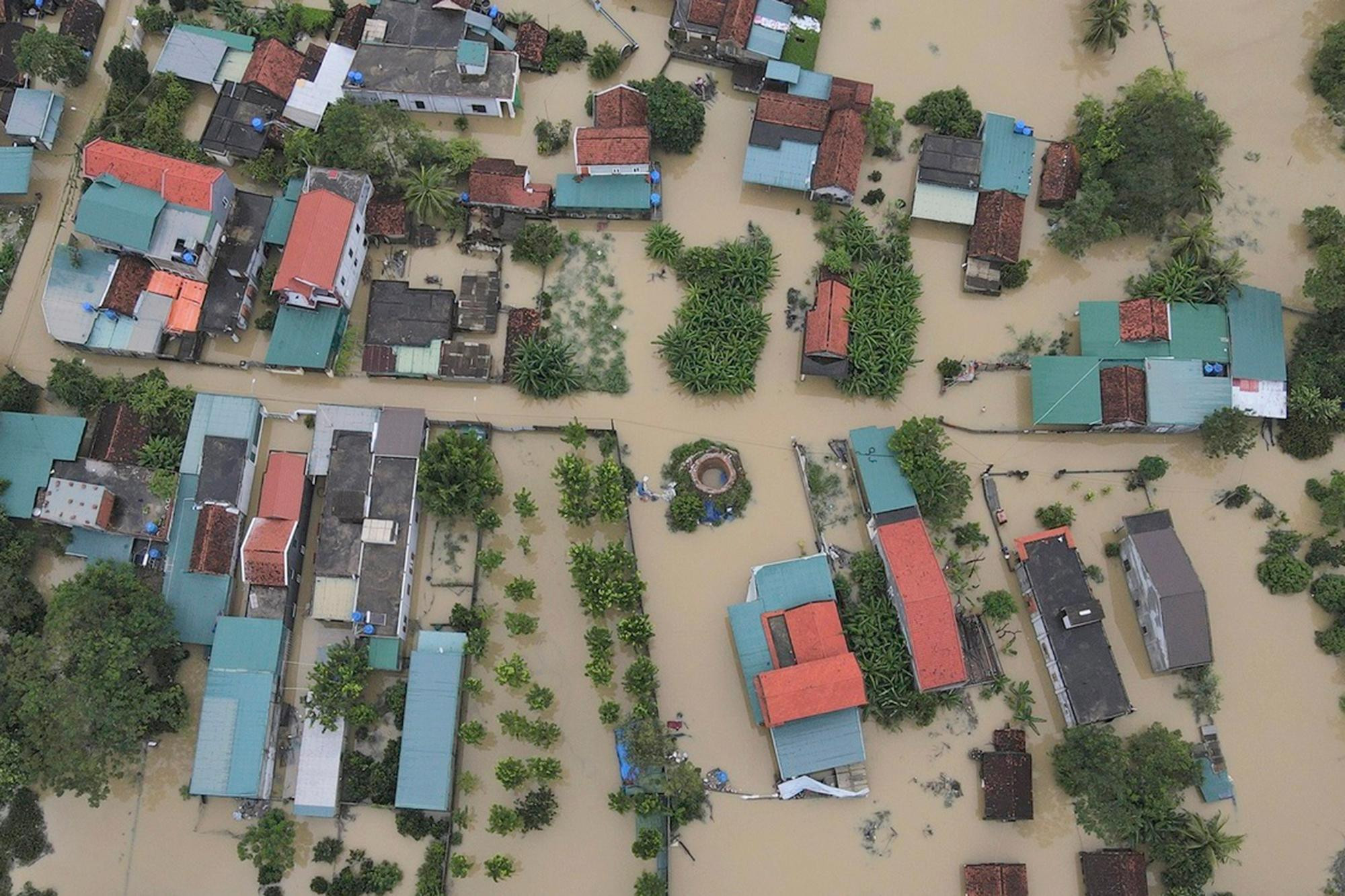 Đến sáng nay (1/10), mặc dù mưa đã ngớt nhưng ở một số khu vực nước rút chậm gây khó khăn cho việc đi lại của người dân. Một số hộ dân tại xã Quỳnh Lâm, Quỳnh Hồng, Quỳnh Bá vẫn đang bị cô lập. Ảnh: Phạm Trường.