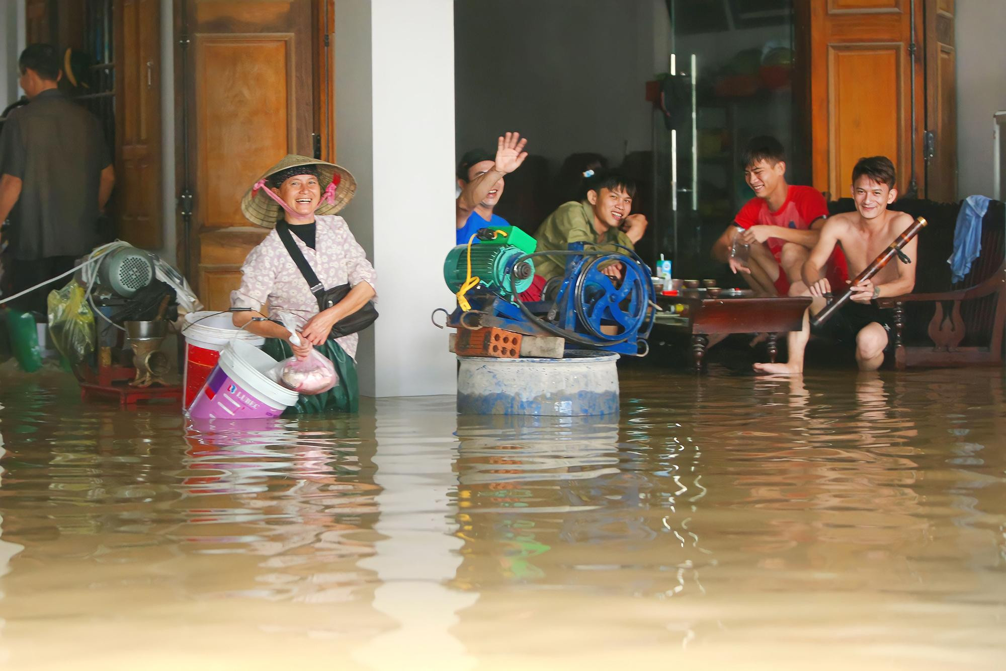 Dù chịu cảnh ngập lụt nhiều ngày qua, nhưng người dân xã Quỳnh Lâm vẫn vui vẻ, lạc quan, mong muốn lũ rút nhanh để sớm ổn định cuộc sống.