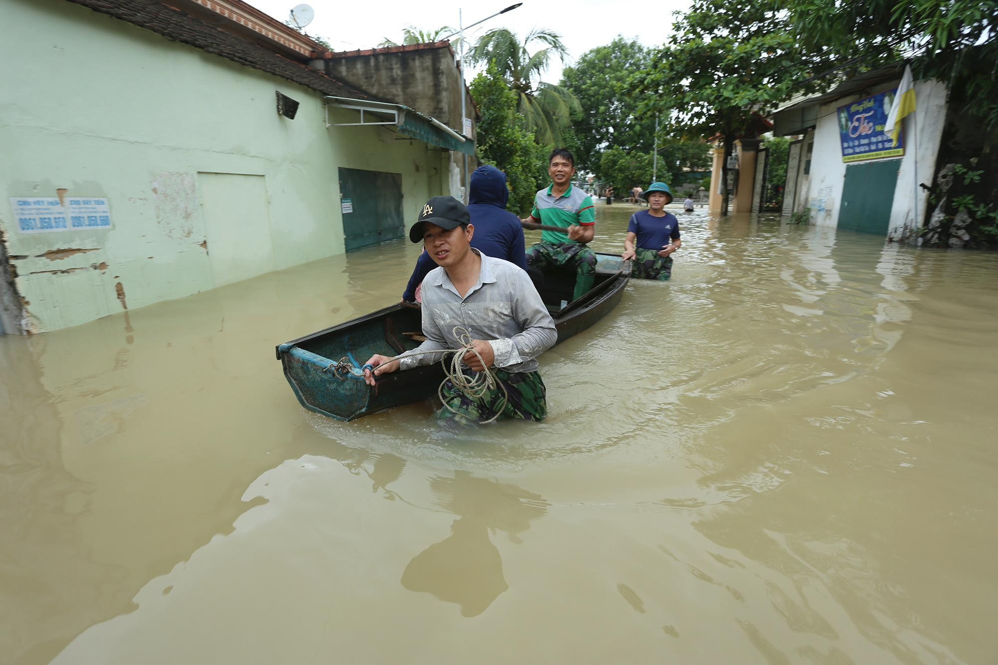 Nước dâng cao cả mét, người dân xã Quỳnh Lâm phải dùng thuyền để đi lại và vận chuyển đồ đạc.