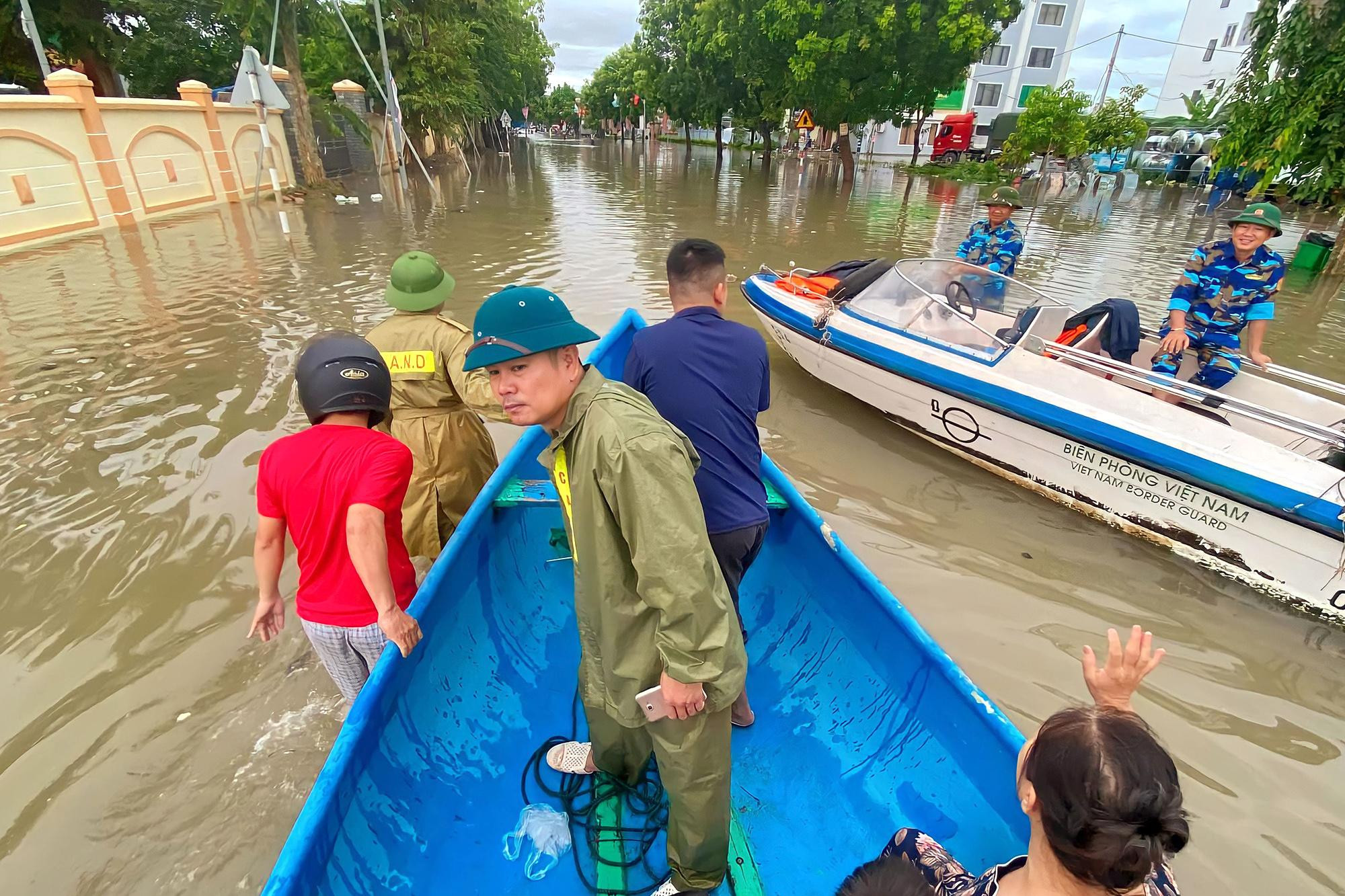 Thống kê sơ bộ, trên địa bàn huyện Quỳnh Lưu có 6.811 hộ dân bị ngập nước, trong đó có 678 hộ dân phải di dời; gần 3.000ha ao, hồ thủy sản, hoa màu bị ngập lụt, hư hỏng.