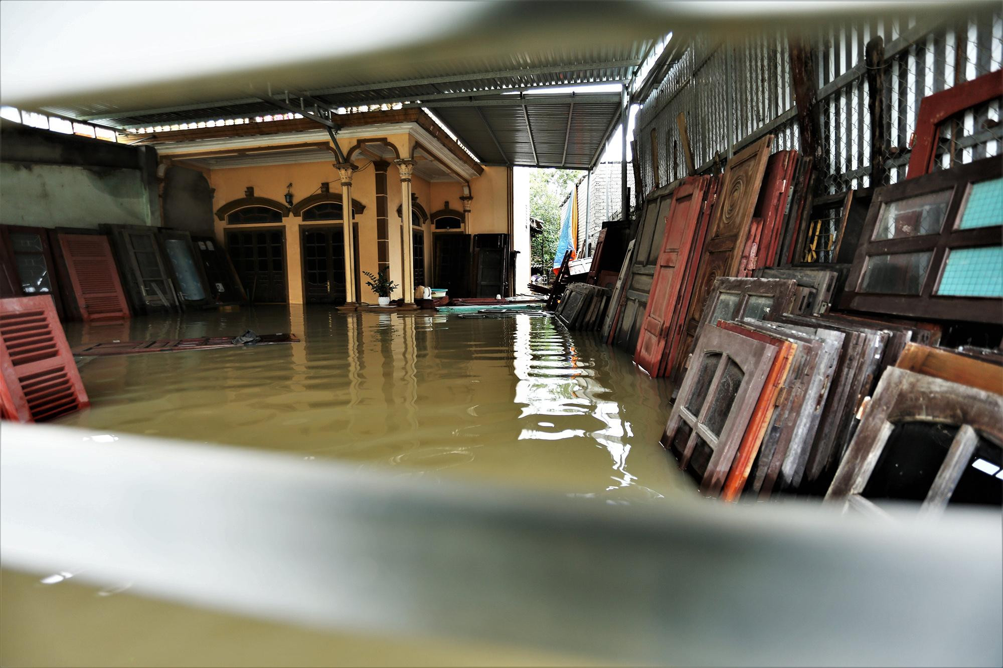 Bà Phạm Thị Phúc (SN 1960, trú xóm 22, xã Quỳnh Lâm) đang mong nước lũ sớm rút để phơi lại số lúa đang ngập chìm trong lũ. Theo bà Phúc, 2h sáng ngày 28/9, lũ ùn ùn đổ về, hai vợ chồng cố gắng khiêng lúa lên nơi cao ráo nhưng không kịp. Hàng chục bao tải lúa dưới nhà kho giờ vẫn chìm trong lũ.