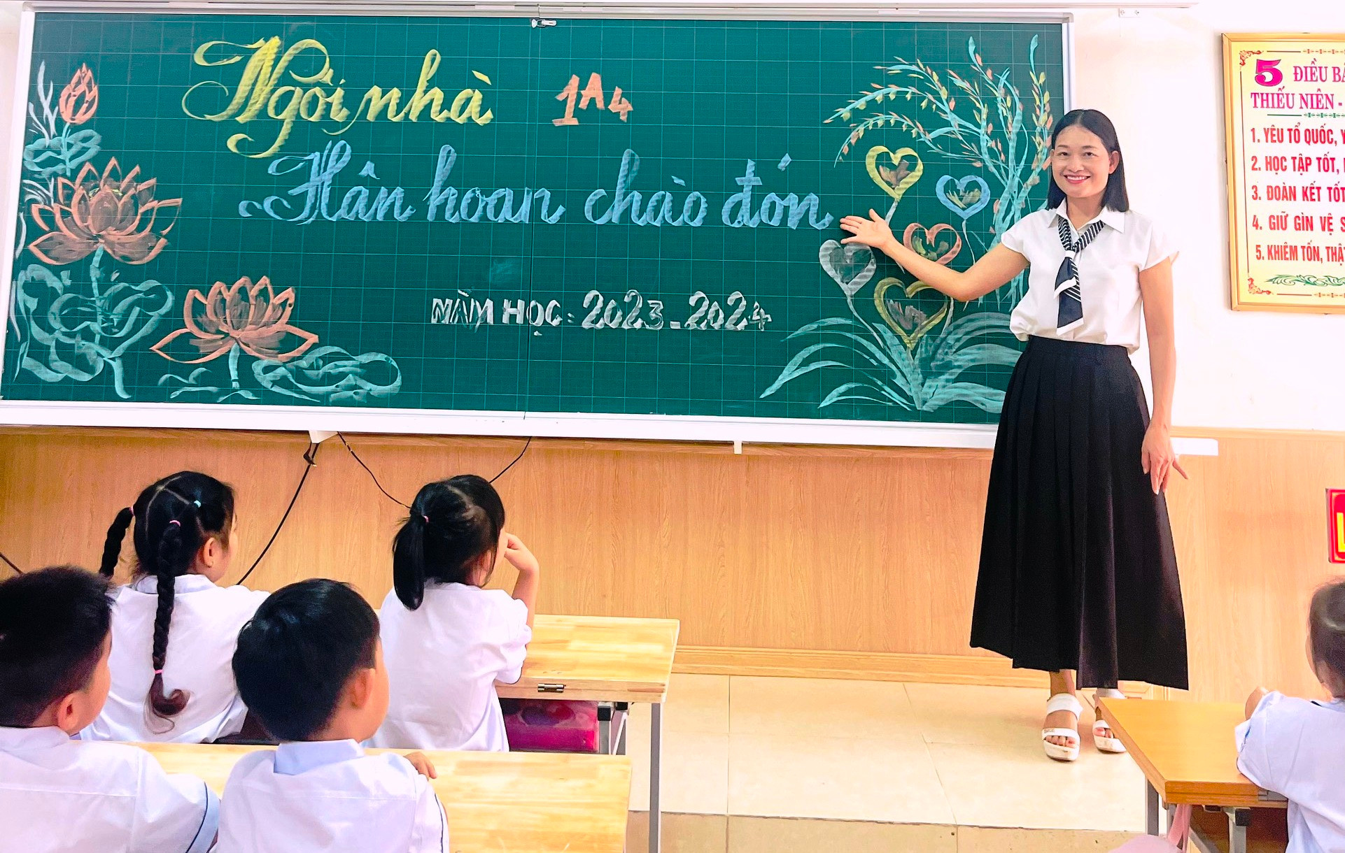 Cô và trò Trường Tiểu học Đông Thọ, TP Thanh Hóa trong buổi tựu trường. Ảnh: NTCC.