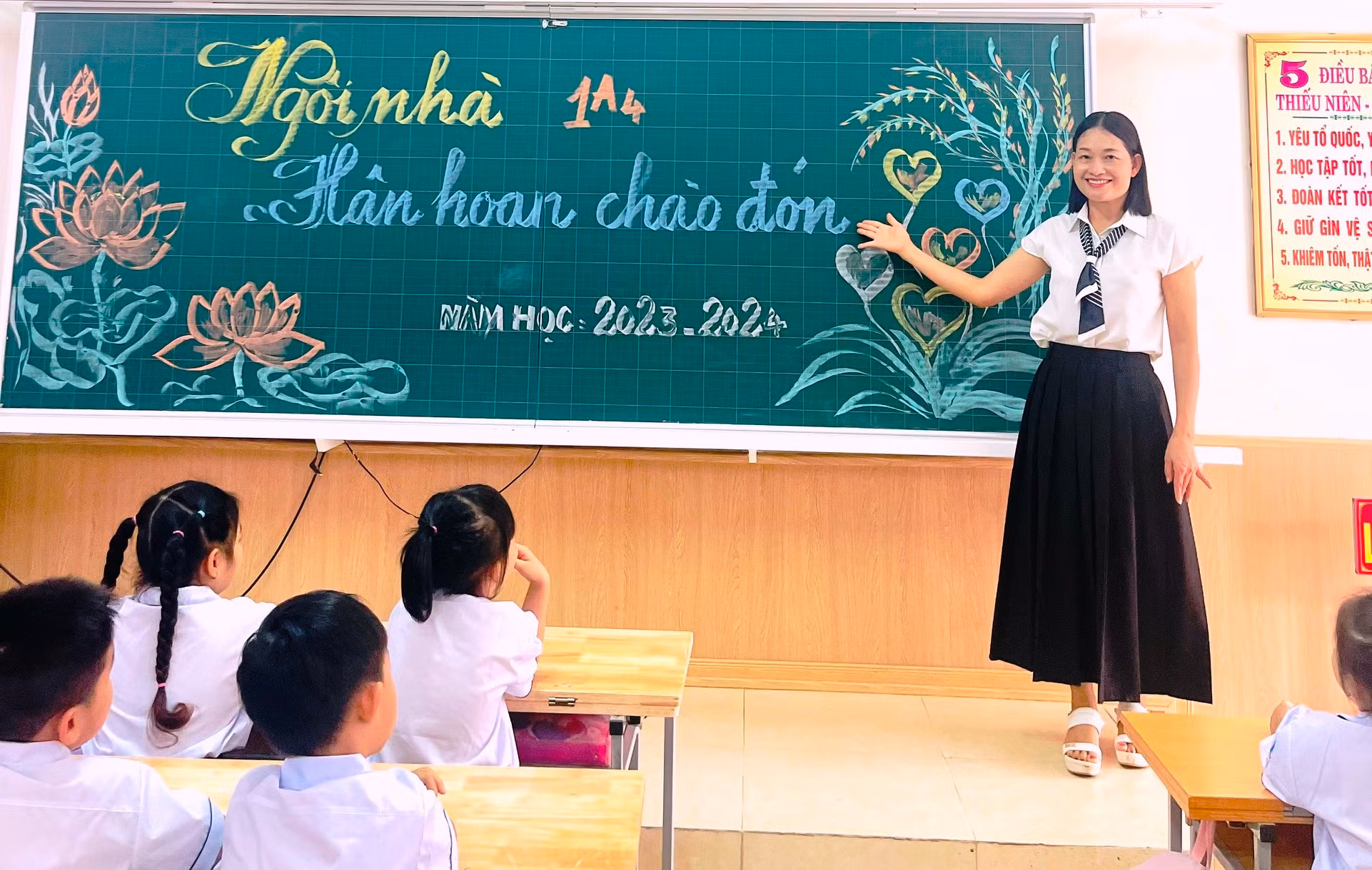 Cô và trò Trường Tiểu học Đông Thọ, TP Thanh Hóa trong buổi tựu trường. Ảnh: NTCC.