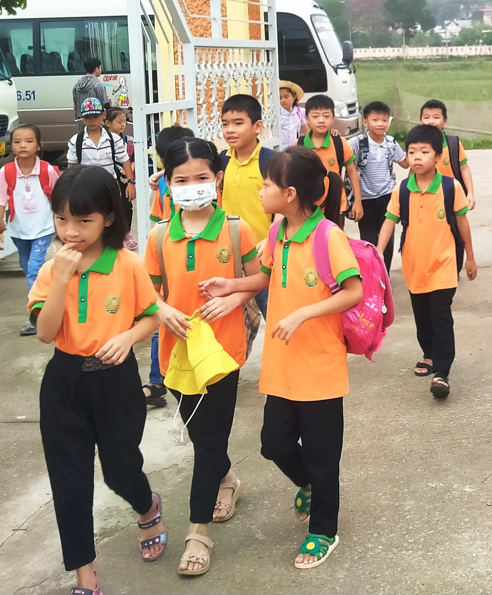 Học sinh lớp 1 Trường Tiểu học Hà Lĩnh, Hà Trung (Thanh Hóa) tựu trường. Ảnh: NTCC.