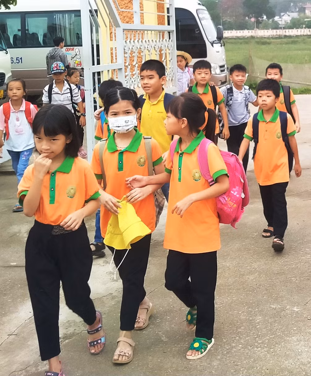 Học sinh lớp 1 Trường Tiểu học Hà Lĩnh, Hà Trung (Thanh Hóa) tựu trường. Ảnh: NTCC.