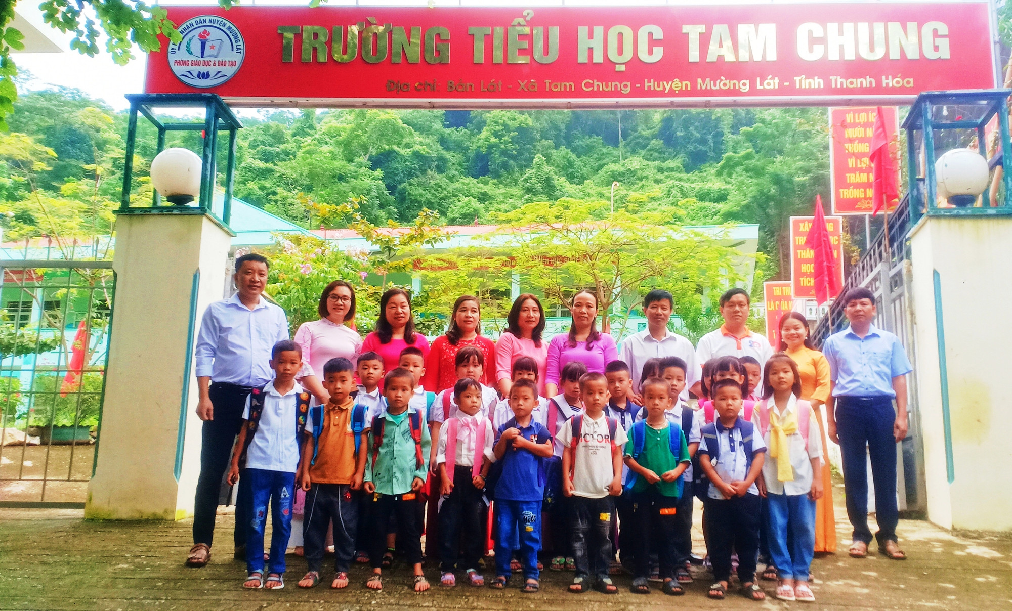 Thầy, cô Trường Tiểu học Tam Chung (Mường Lát, Thanh Hóa) đón học sinh lớp 1 tựu trường. Ảnh: NTCC.