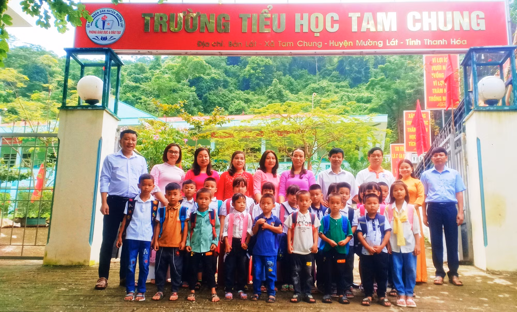 Thầy, cô Trường Tiểu học Tam Chung (Mường Lát, Thanh Hóa) đón học sinh lớp 1 tựu trường. Ảnh: NTCC.