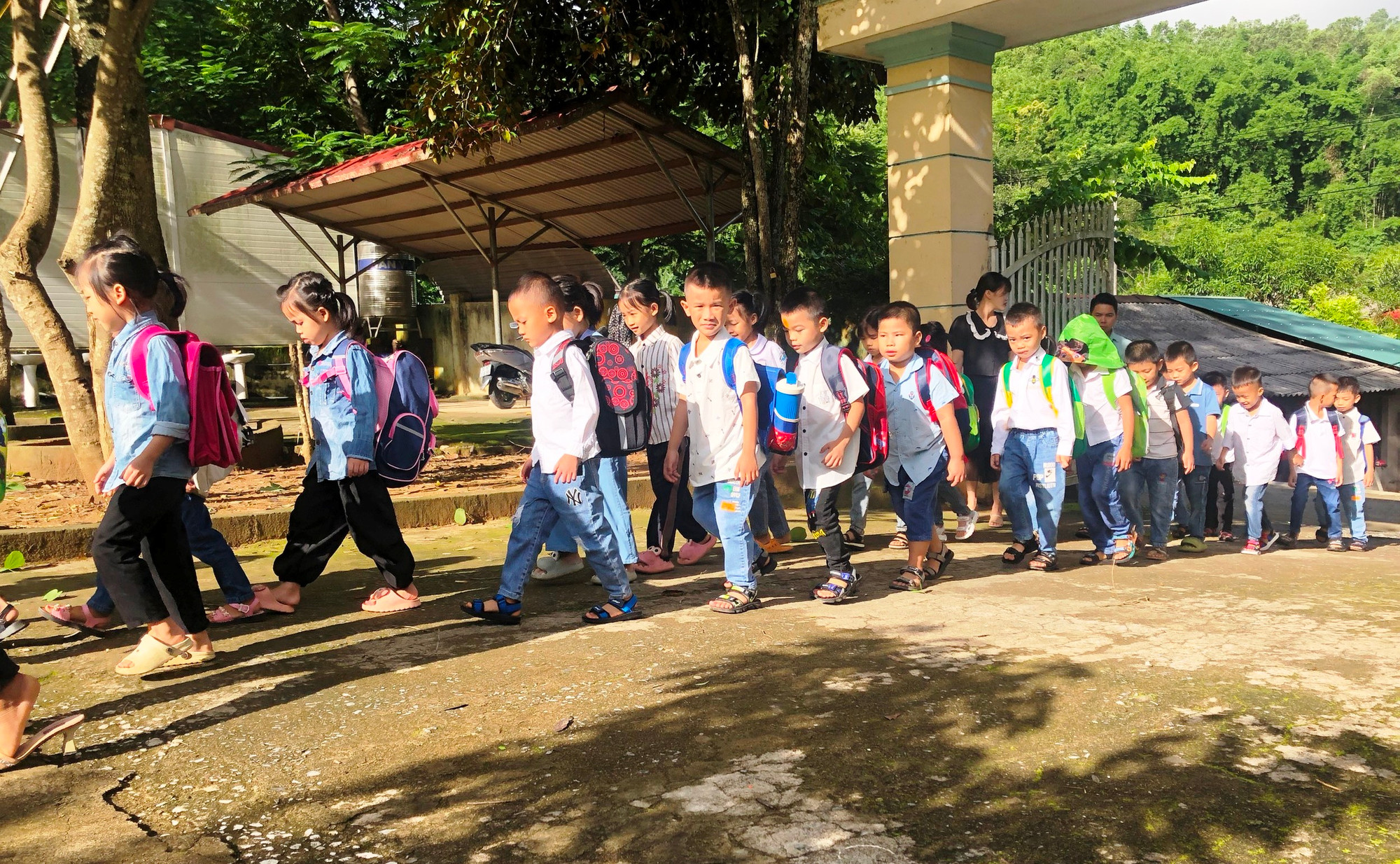 Học sinh lớp 1, Trường Tiểu học Na Mèo (Quan Sơn, Thanh Hóa) tựu trường. Ảnh: NTCC.