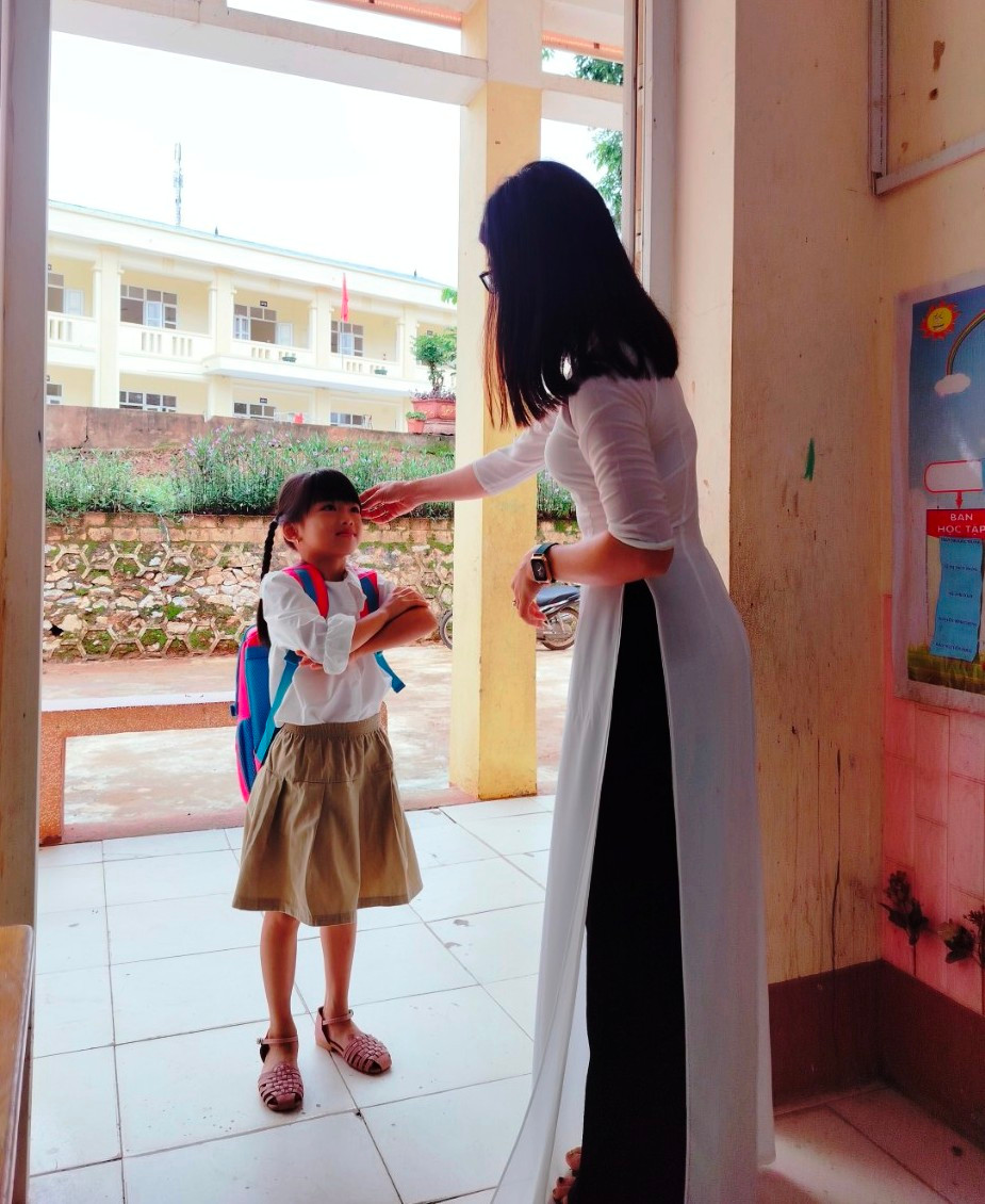 Buổi đầu tiên vào lớp 1 của học sinh Trường TH&amp;THCS thị trấn Mường Lát (Thanh Hóa). Ảnh: NTCC.