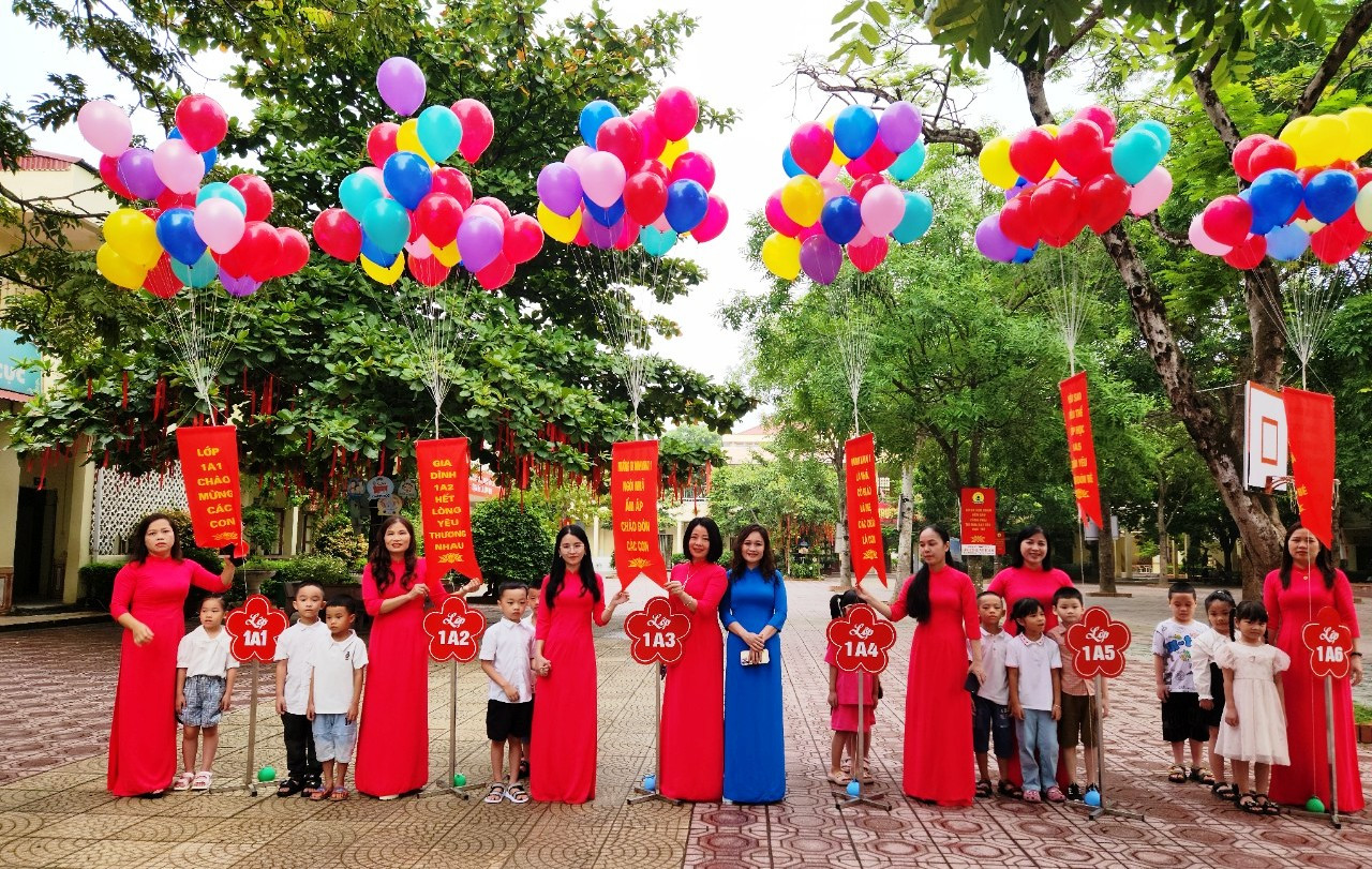 Từ sáng sớm, các cô giáo chủ nhiệm lớp 1, Trường Tiểu học Minh Khai 1, TP Thanh Hóa đã có mặt ở trường để đón nhận học sinh của mình. Ảnh: NTCC.