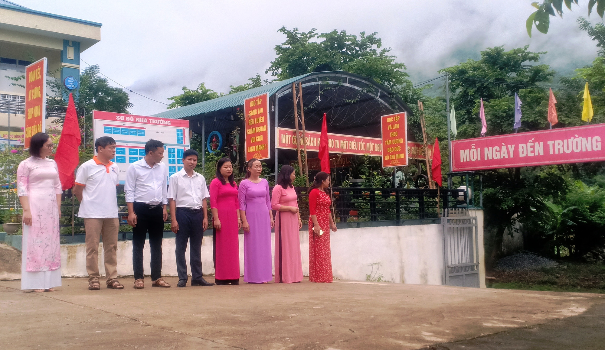 Các thầy, cô giáo Trường Tiểu học Tam Chung (Mường Lát, Thanh Hóa) đến sớm để đón học sinh lớp 1 vào trường. Ảnh: NTCC.