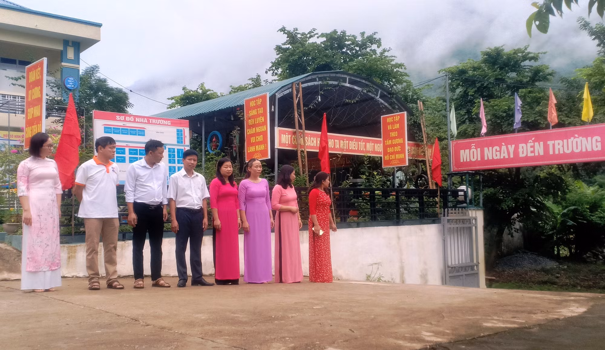 Các thầy, cô giáo Trường Tiểu học Tam Chung (Mường Lát, Thanh Hóa) đến sớm để đón học sinh lớp 1 vào trường. Ảnh: NTCC.