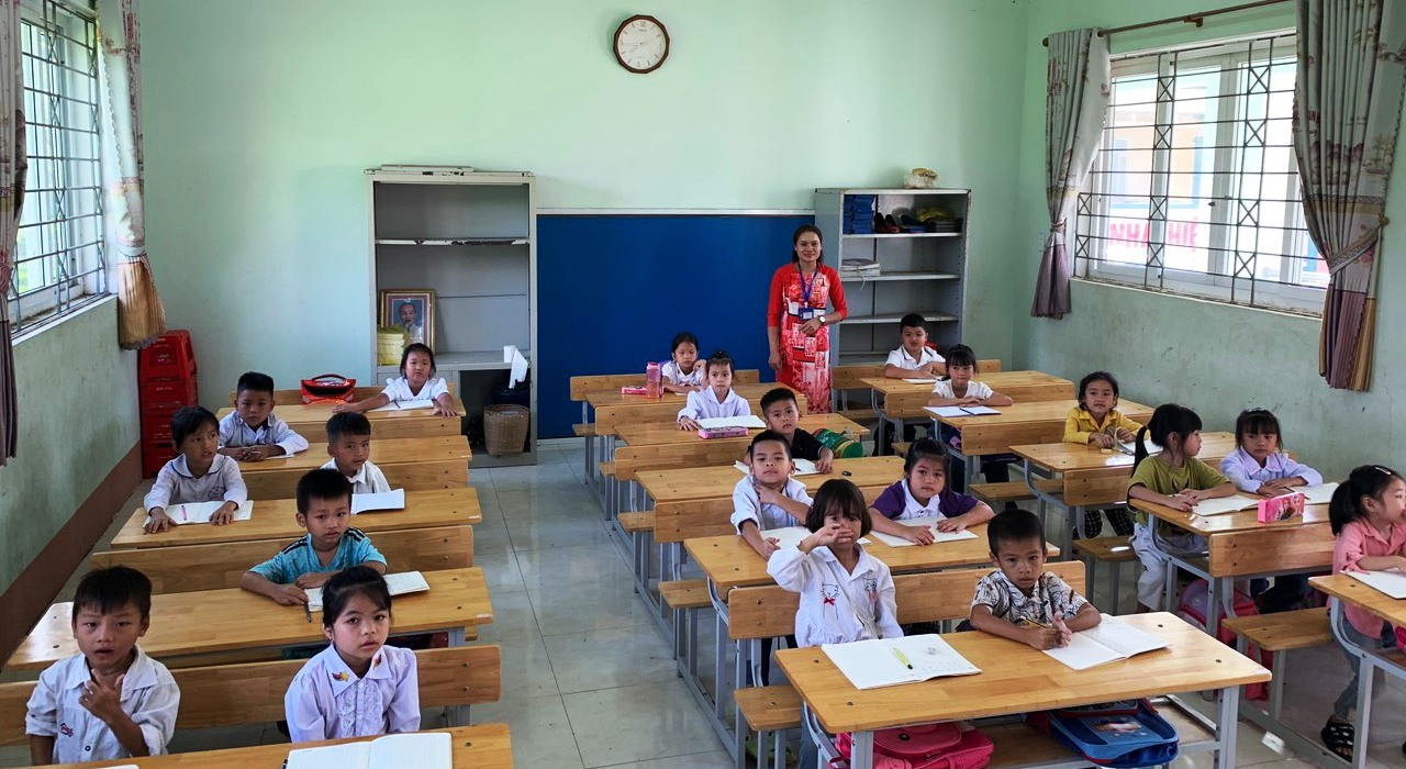 Cô và trò lớp 1, Trường Tiểu học Tam Lư (Quan Sơn, Thanh Hóa). Ảnh: NTCC.