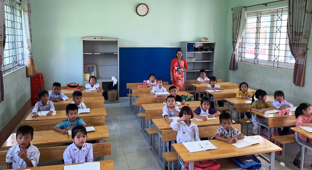 Cô và trò lớp 1, Trường Tiểu học Tam Lư (Quan Sơn, Thanh Hóa). Ảnh: NTCC.