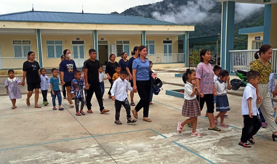 Phụ huynh học sinh lớp 1, Trường Tiểu học Tén Tằn (thị trấn Mường Lát, Thanh Hóa) đưa con đến tựu trường. Ảnh: NTCC.