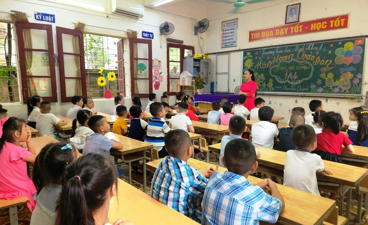 Buổi làm quen đầu tiên của cô giáo và học sinh lớp 1, Trường Tiểu học Minh Khai 1, TP Thanh Hóa. Ảnh: NTCC.