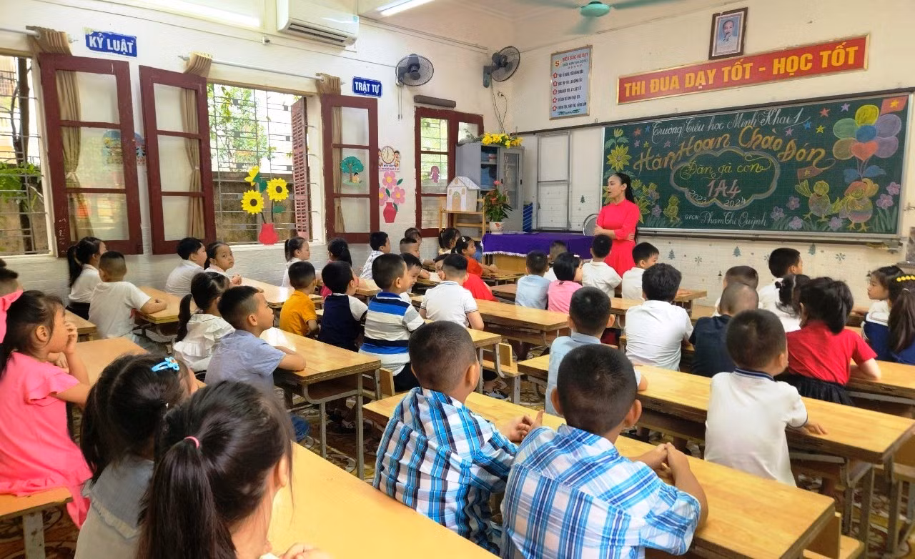 Buổi làm quen đầu tiên của cô giáo và học sinh lớp 1, Trường Tiểu học Minh Khai 1, TP Thanh Hóa. Ảnh: NTCC.