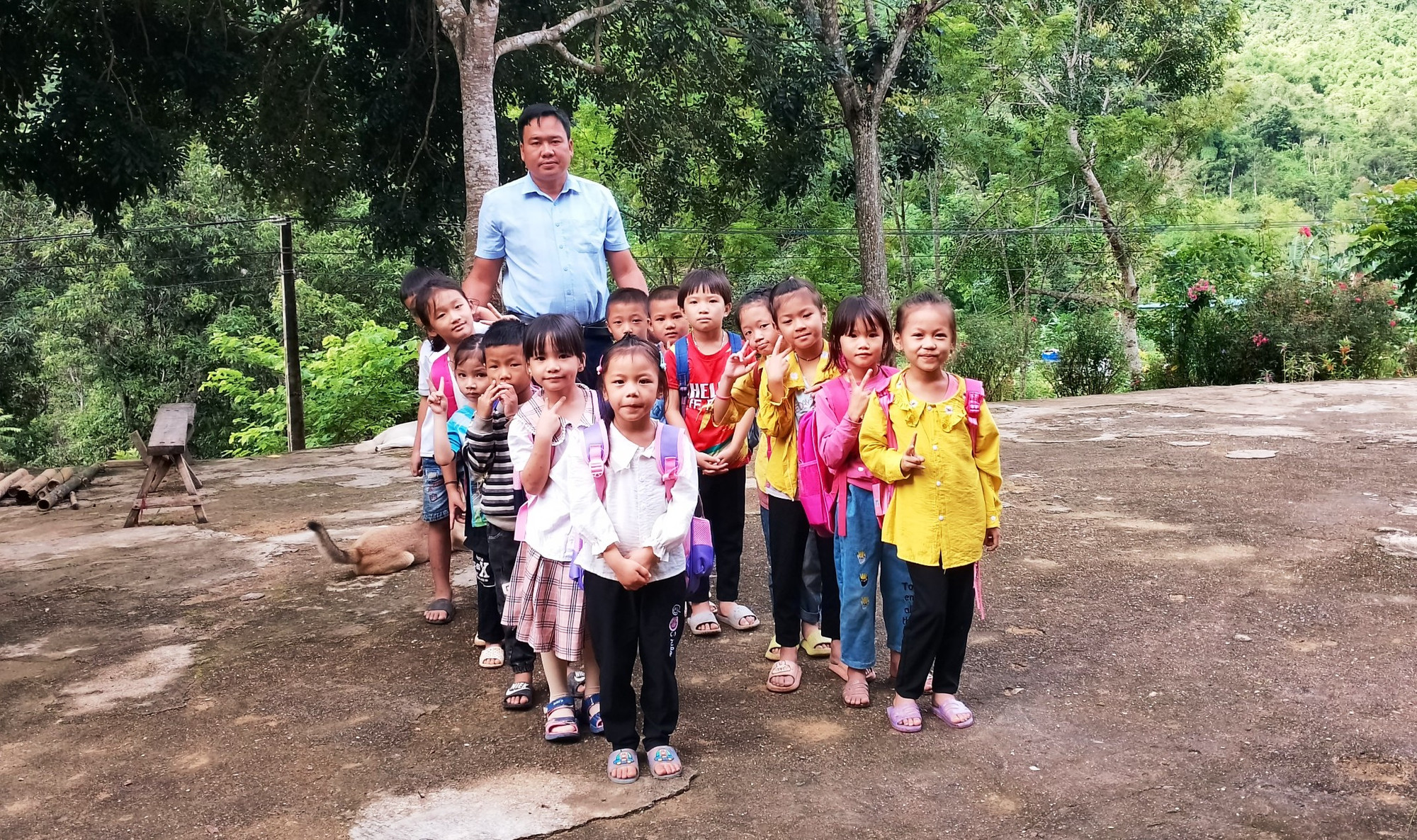 Thầy, trò ở điểm lẻ bản Cang - Na Hin, Trường Tiểu học Mường Chanh (Mường Lát, Thanh Hóa) trong buổi tựu trường. Ảnh: NTCC.