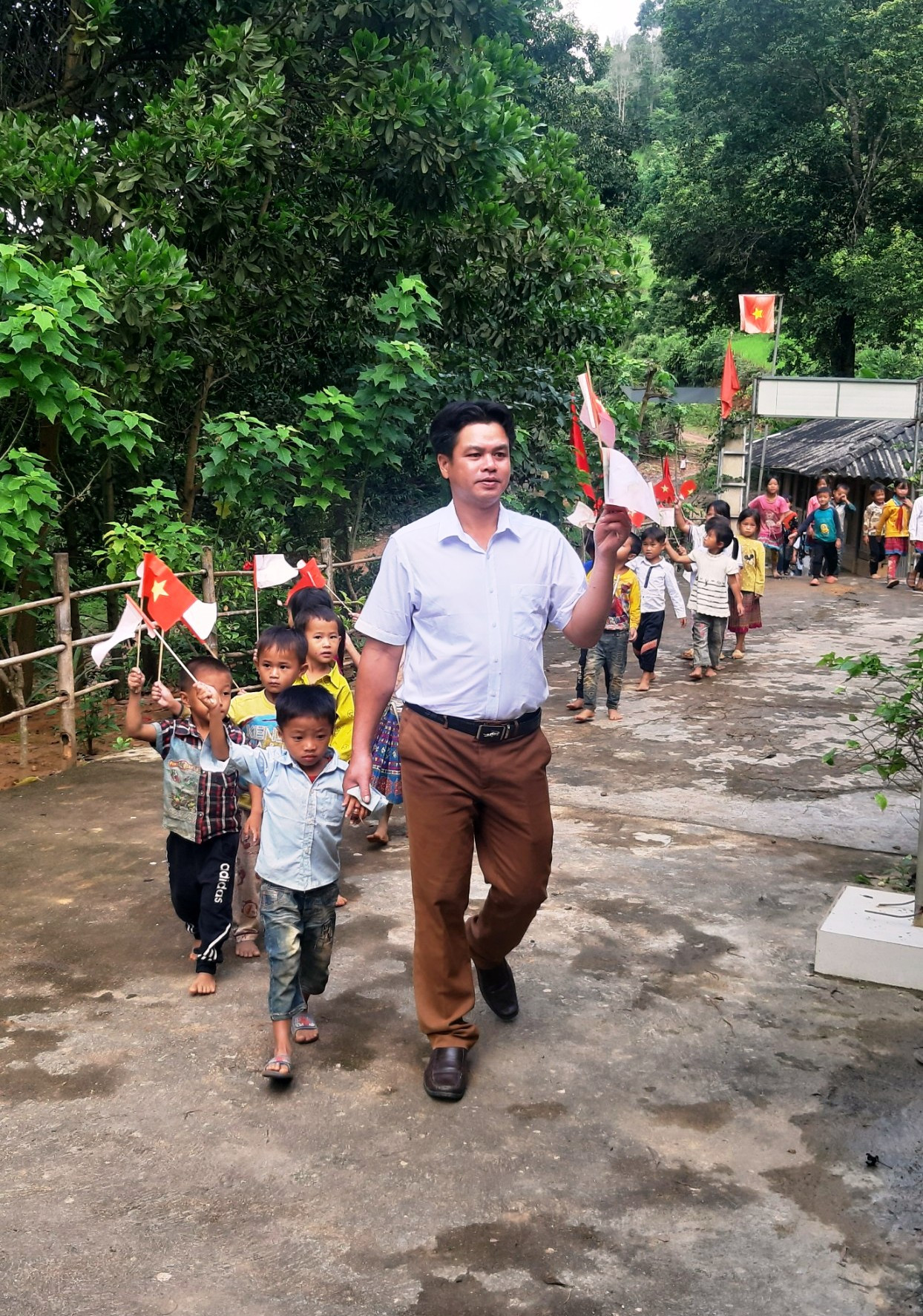 Thầy giáo đón học trò ở điểm lẻ bản Ón, Trường Tiểu học Tam Chung (Mường Lát, Thanh Hóa). Ảnh: NTCC.