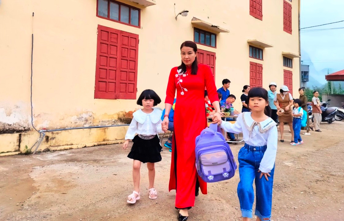 Học sinh lớp 1, Trường TH&amp;THCS thị trấn Mường Lát (Thanh Hóa) được cô giáo đón vào lớp. Ảnh: NTCC.